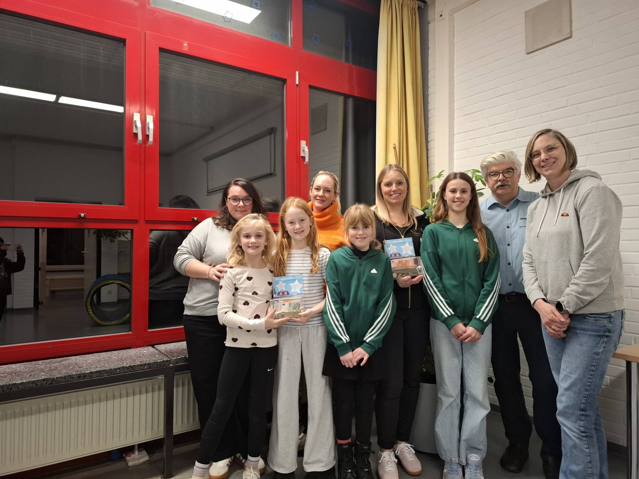  Kathrin Vogel überreichte Spenden in Höhe von je 850 Euro an Verena Deppe und Melanie Liedmann, Trainerinnen der „Rote Funken“, sowie Josef Rudolph und Sarah Streller, Leiter der Edelknaben und Edelmädchen. 