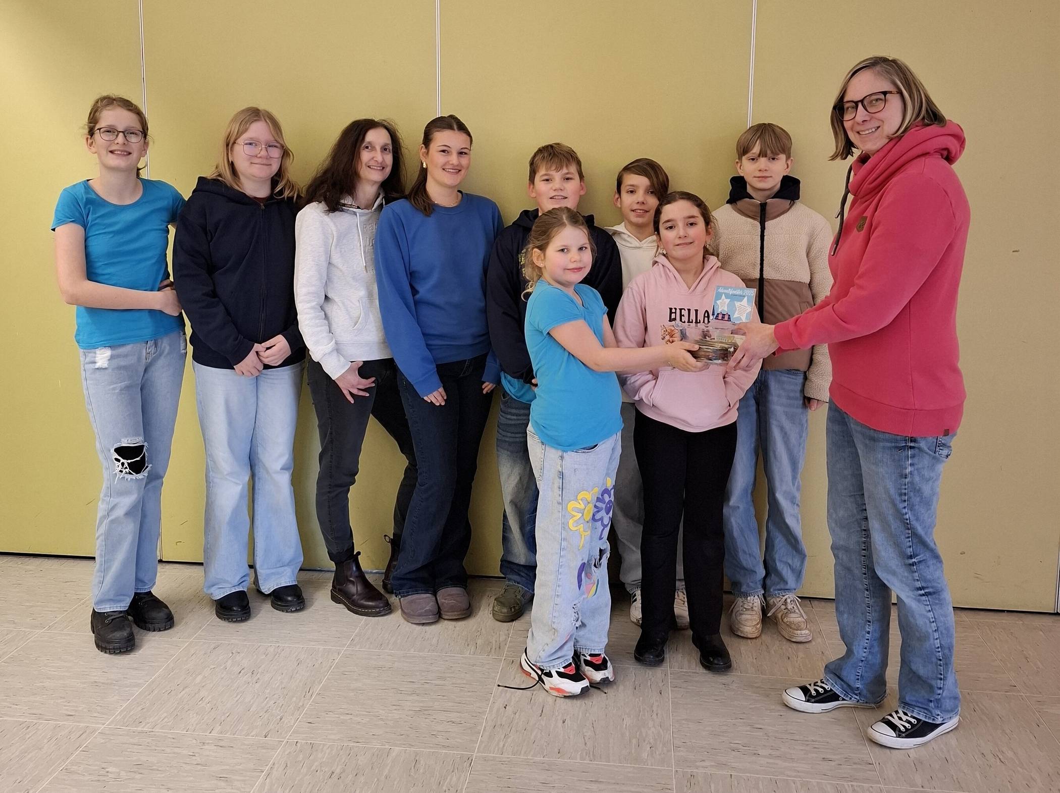  Die Messdiener und ihre Leiterin Stefanie Wild freuten sich ebenfalls über eine Spende in Höhe von 850 Euro, die Adventsfenster-Organisatorin Kathrin Vogel nun überreichte.   