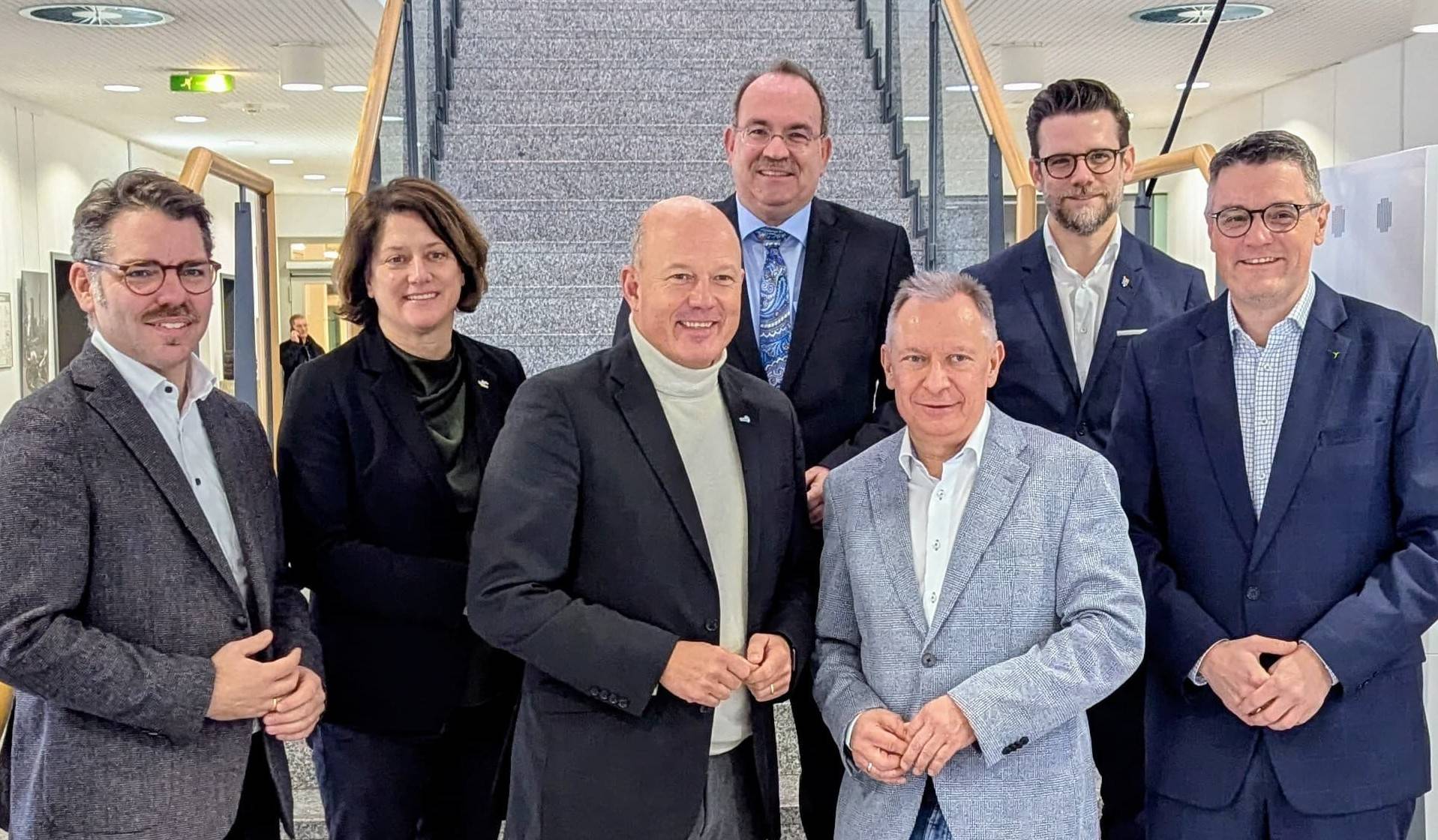  Landrätin Katharina Reinhold mit (von links) Thomas Hissel (Beigeordneter für Wohnen, Soziales und Wirtschaft der Stadt Aachen), Frank Rock (Landrat Rhein-Erft-Kreis), Dr. Ralf Nolten (Landrat Kreis Düren), Stephan Pusch (Landrat Kreis Heinsberg), Felix Heinrichs (Oberbürgermeister Mönchengladbach) und Dr. Tim Grüttemeier (Städteregionsrat der Städteregion Aachen). 