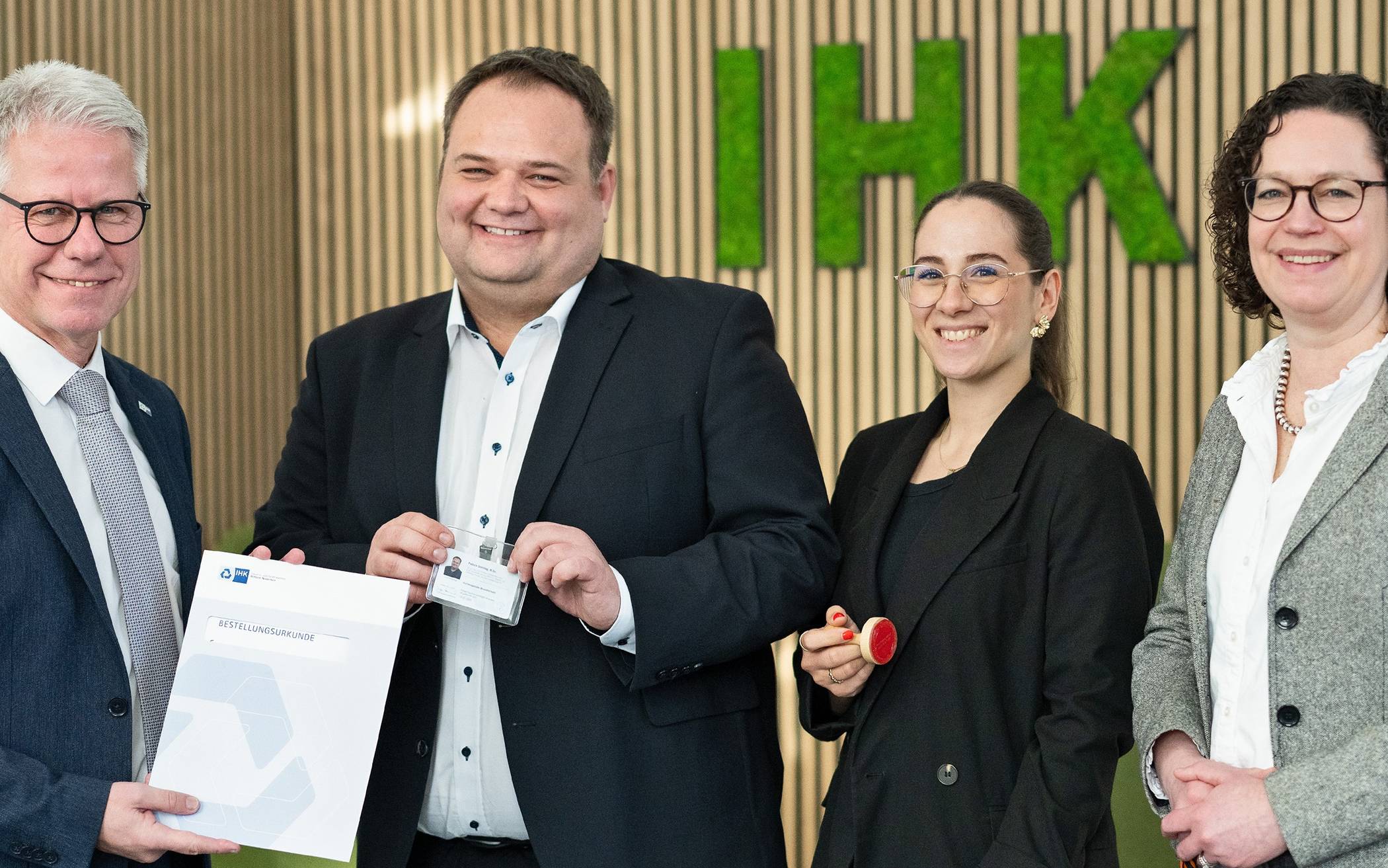 IHK-Hauptgeschäftsführer Jürgen Steinmetz (links) vereidigte Patrick