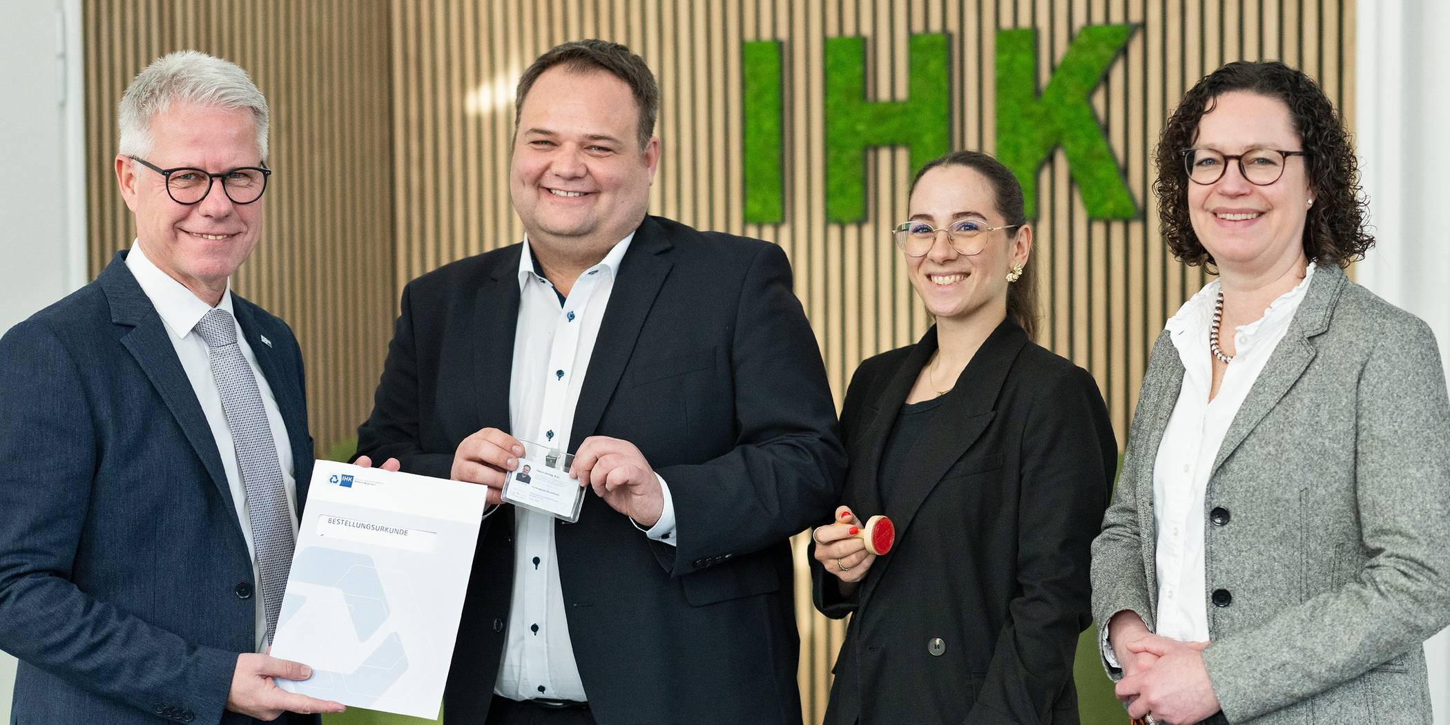 IHK-Hauptgeschäftsführer Jürgen Steinmetz (links) vereidigte Patrick Sonntag im Beisein von IHK-Juristin Karoline Tegeder (rechts) und IHK-Mitarbeiterin Romina Basile.