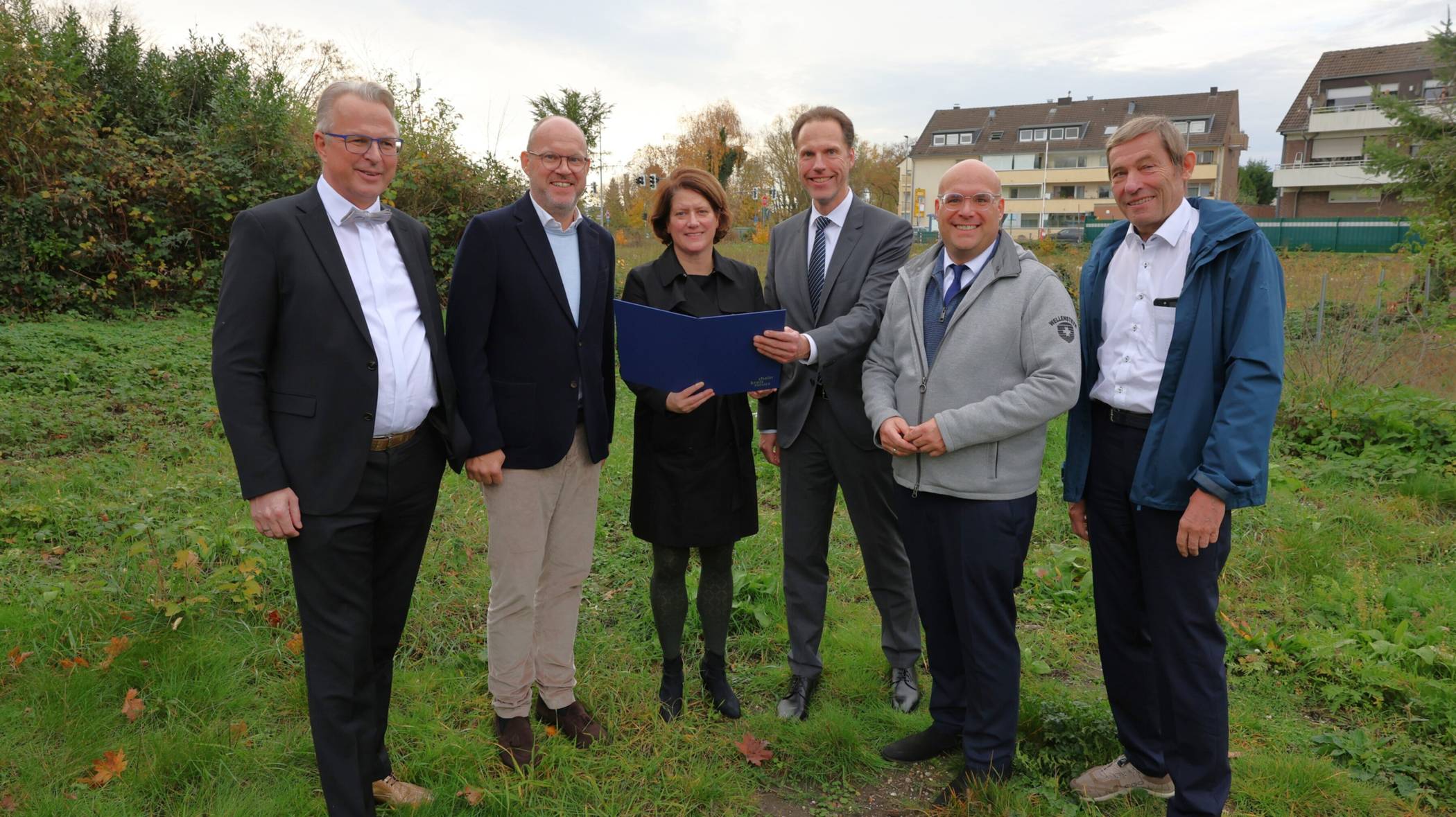  In 2025 wurde unter anderem der soziale Wohnungsbau in Kaarst gefördert. Bei der Übergabe des Förderbescheids im Dezember (v. l.): Dirk Brügge, Michael Kirchner (Pyramis Immobilien Entwicklungs GmbH), Landrätin Katharina Reinhold, Dr. Sebastian Semmler (Kämmerer der Stadt Kaarst), der Kaarster Bürgermeister Christian Horn-Heinemann und Günter Koslowski (Pyramis).  