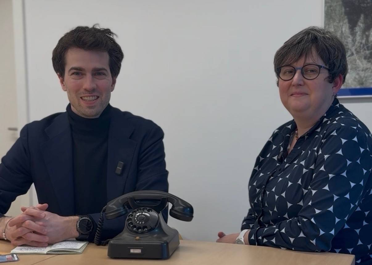 Carl-Philipp Sassenrath im Austausch mit Susanne Helpenstein.