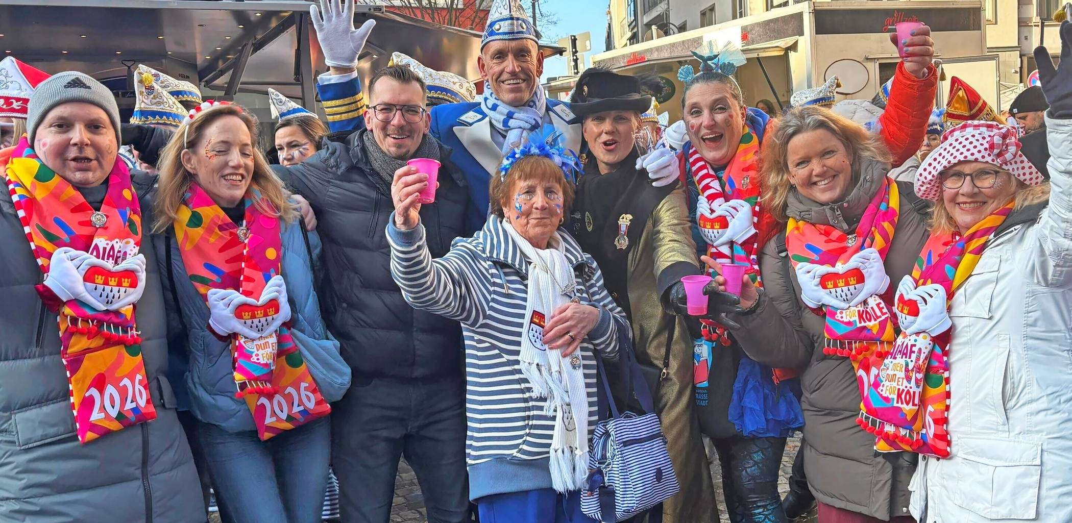 Wie hätte es auch sonst besser passen können, wenn in diesem Jahr das Ehrenamt im Kölner Karneval so in den Mittelpunkt gerückt wird: Wenn die Ehrenamtler anrücken, ist eben immer gute Stimmung vorprogrammiert: Egal ob beim Fußballspiel, Open-Air-Konzert im  	Stadion oder zum jecken Treiben!  