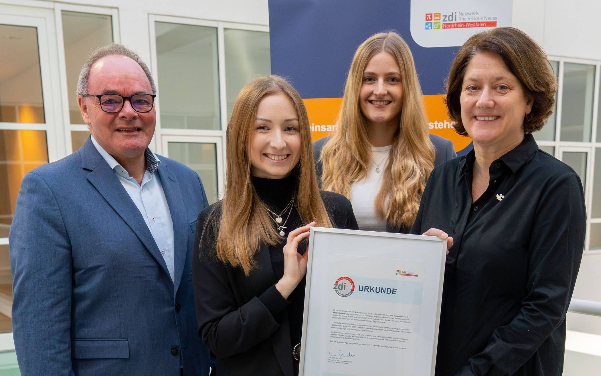 Landrätin Katharina Reinhold (rechts) mit Robert