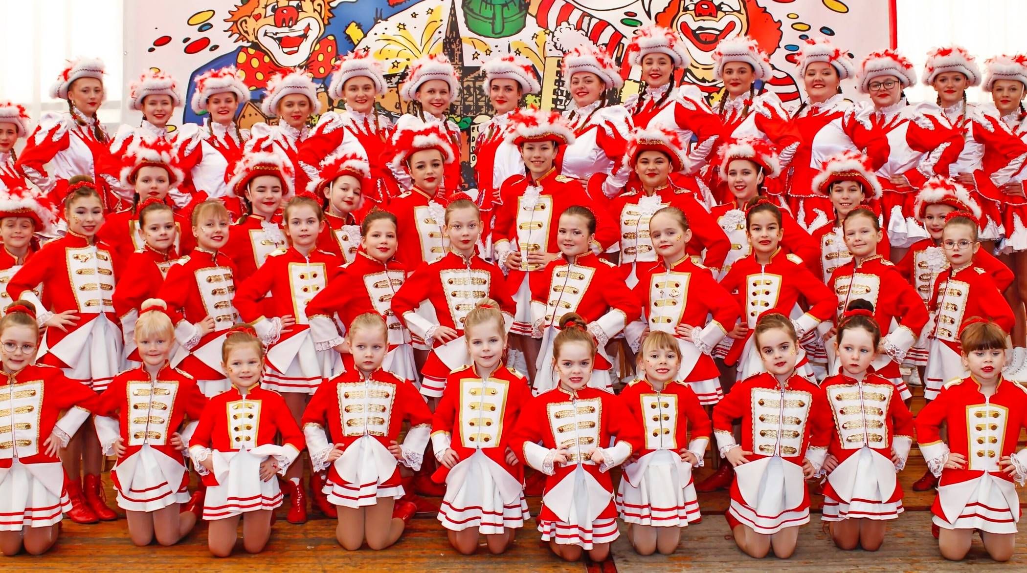  Mit dabei sind die Mini-, die Funken- und die Tanzgarde. Man sieht: der „Sprötz-Trupp“ ist bestens verankert in Gustorf und Umgebung. Die Jugendarbeit stimmt. 