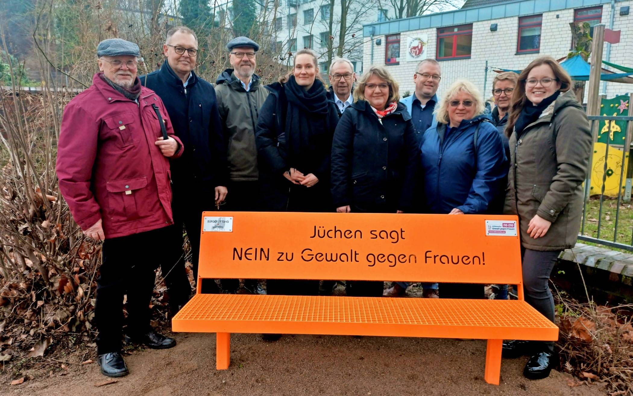  Bürgerstiftung Jüchen; Gleichstellungsbeauftragte Jüchen; Frauenberatungsstelle Neuss; Aufstellung orange Bank zum Zeichen  gegen Gewalt gegen Frauen 