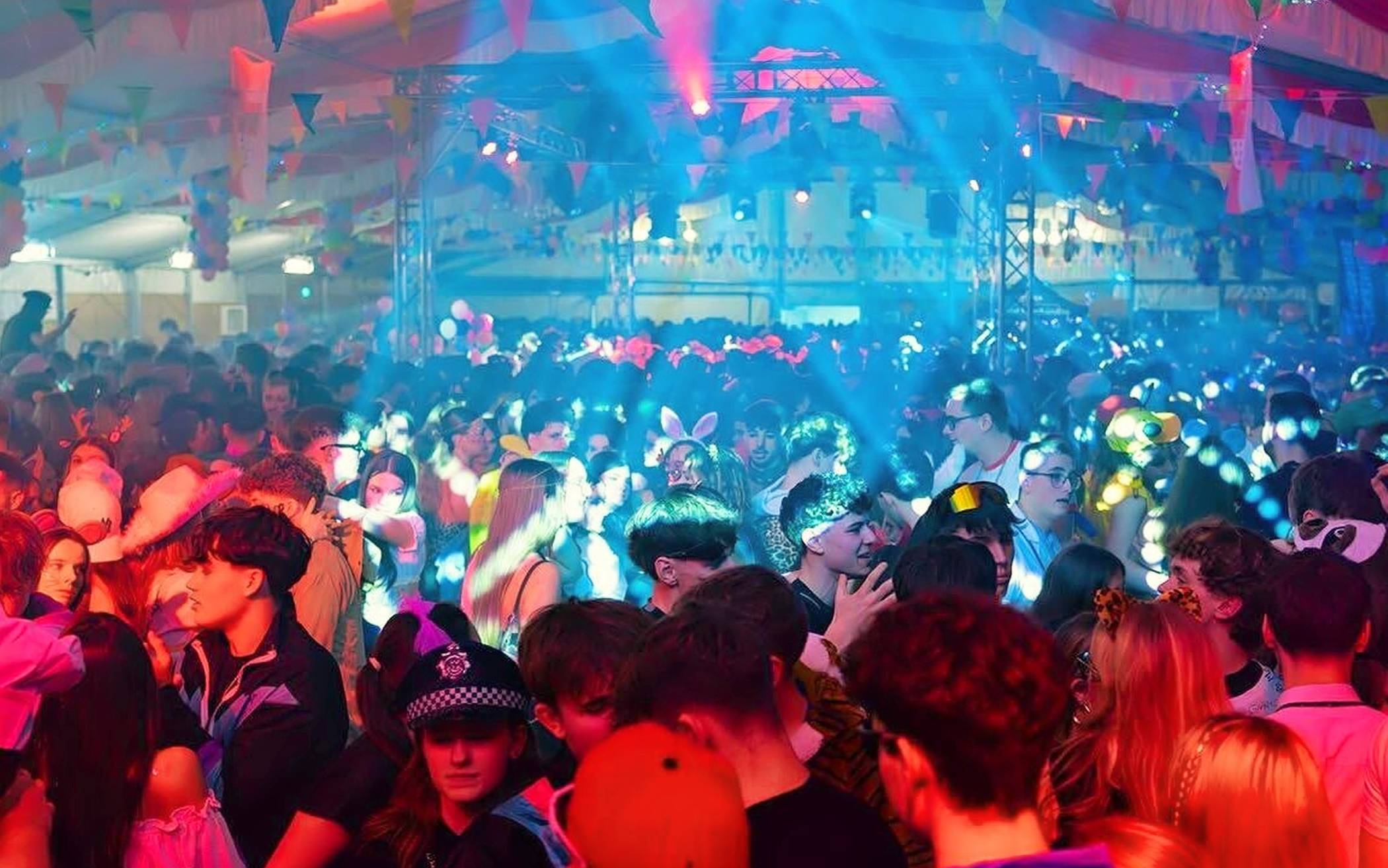  Feiern im buntesten Karnevalszelt im gesamten Rhein-Kreis. Das ist „Karneval total“! 