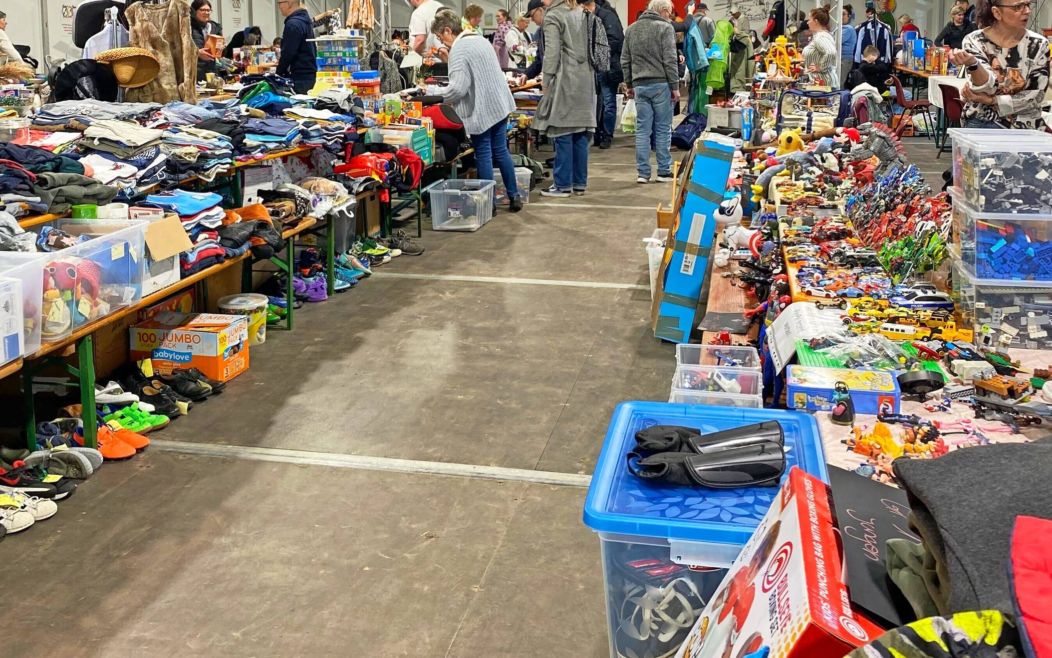  Bevor die jecken Tage so richtig losgehen, gibt es zum Auftakt der heißen Phase der Karnevalssession wieder den traditionellen Trödelmarkt im Festzelt. 