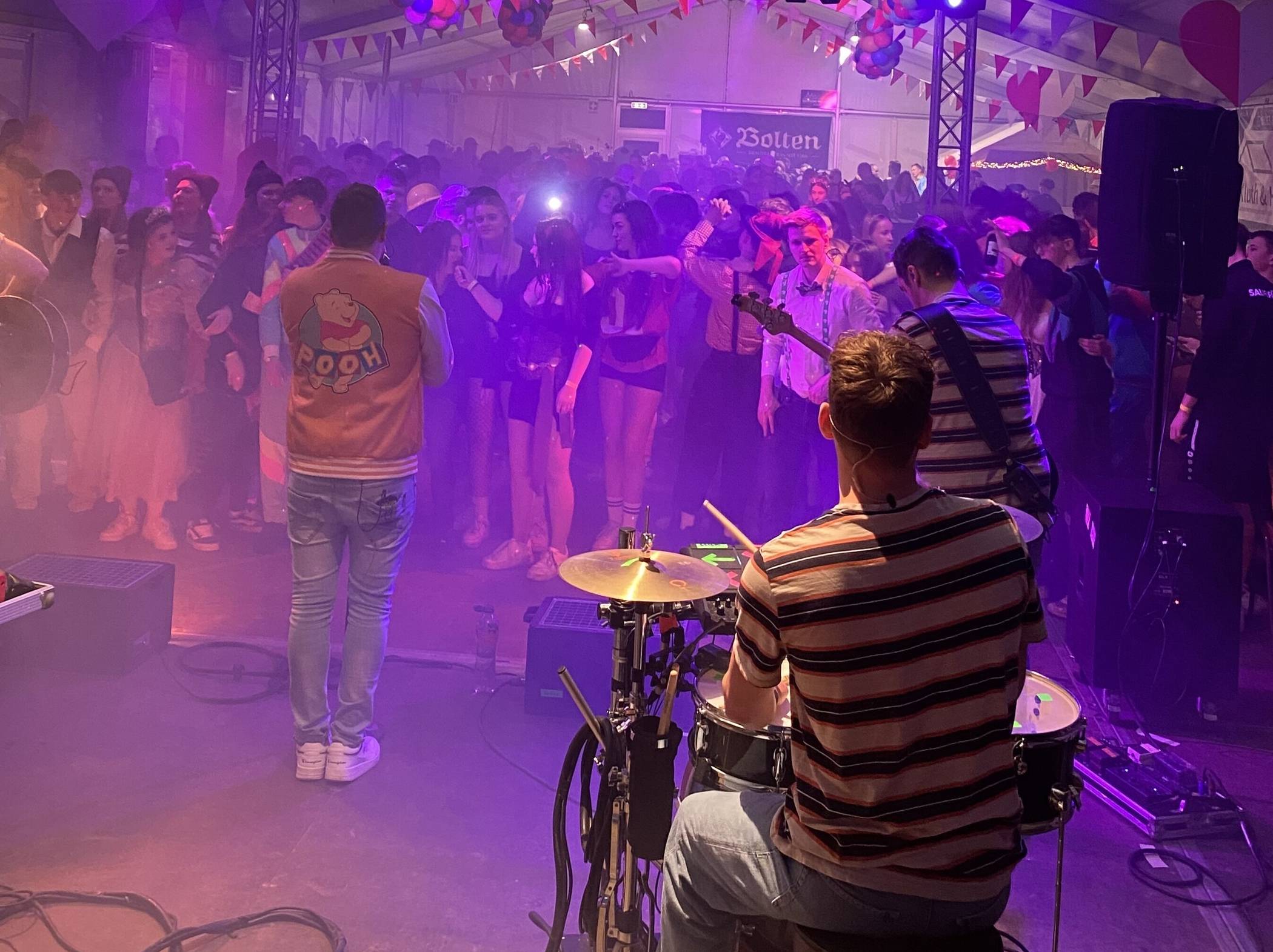   Im Festzelt geht wieder die Post ab: erst bei der Kindersitzung, dann bei der Altweiberparty, danach bei der Kostümparty „Jeck im Zelt“ und zum Abschluss bei der Rosenmontagsparty. 