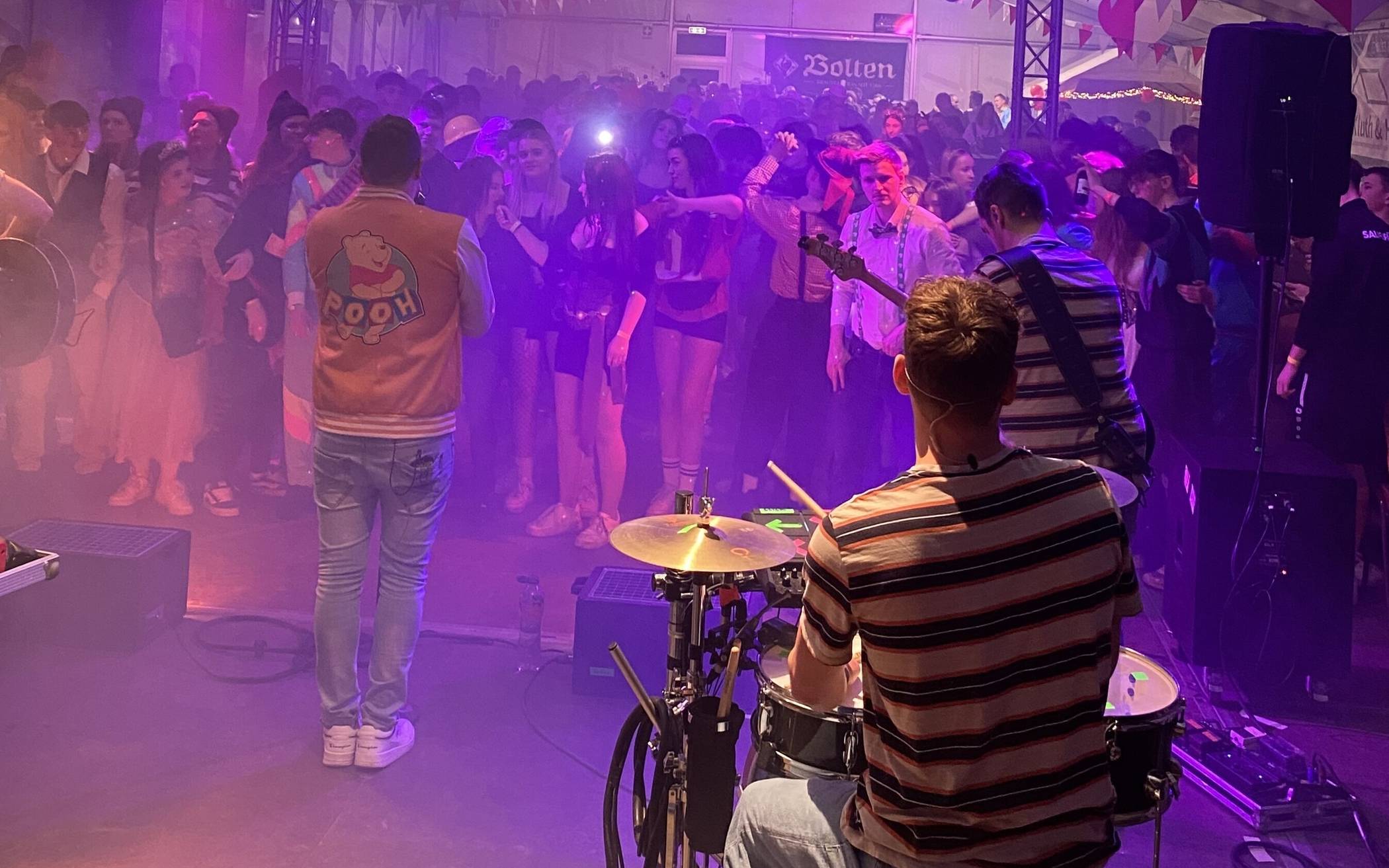 Im Festzelt geht wieder die Post