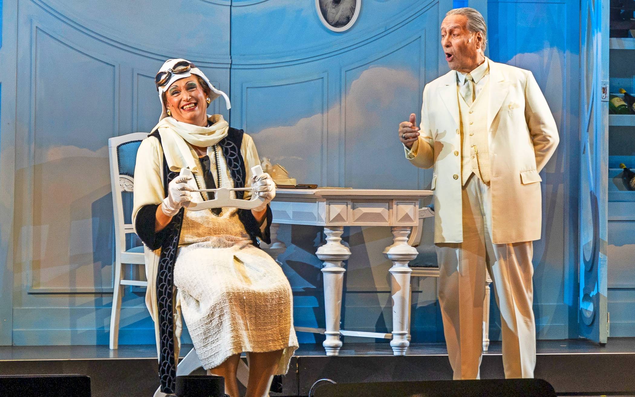  Im Himmel wird es nicht langweilig. Da macht „Gussie“ (Rainer Wittig) zum Beispiel den Flugschein, der ihr auf Erden verwehrt wurde, während ihr Mann Konrad Adenauer (Jürgen Nimptsch) um das Kanzler-Himmelszimmer bangt.  