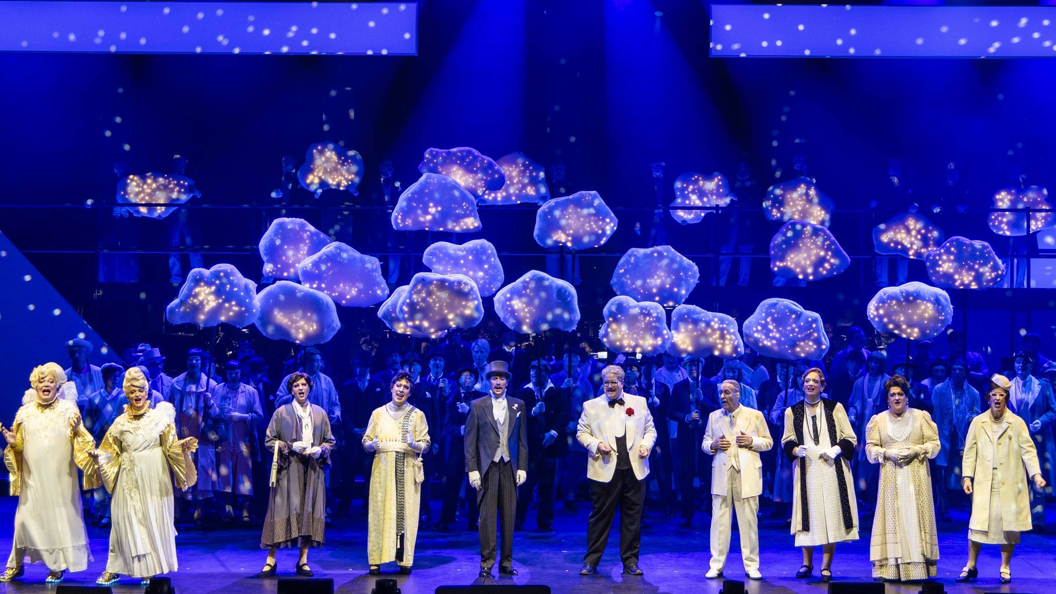 Ein beeindruckendes Bild, wenn im Himmel Party ist: Willy Millowitsch (Markus Weber, 5. v. l.) singt Konrad Adenauer – rechts der alte Adenauer (Jürgen Nimptsch), links der junge Adenauer (Dirk Pütz) – ein Ständchen zum Geburtstag. 