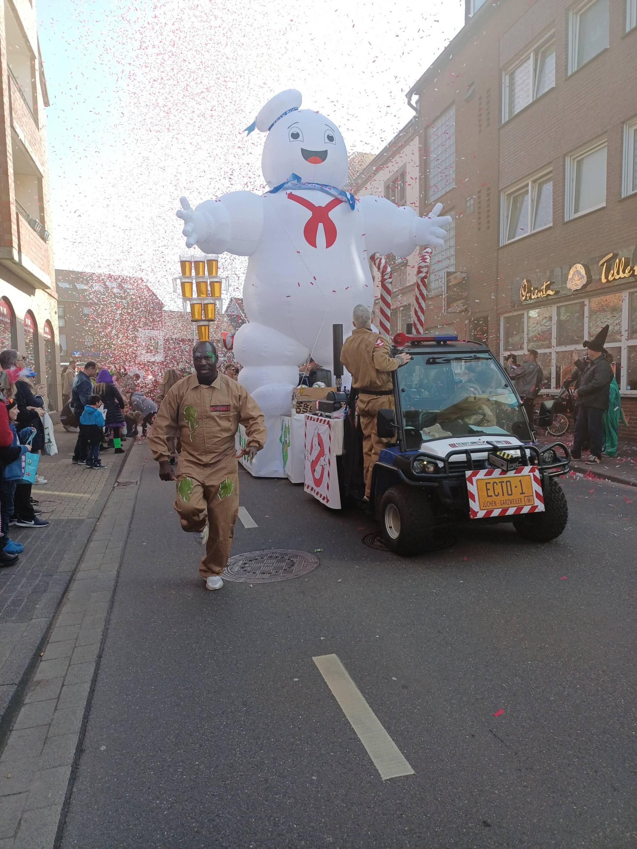  Die  „ Ghostbusters“sorgten beim Karnevalsumzug 2025 für staunende Gesichter. Auch dieses Jahr haben sie sich etwas Besonderes überlegt, verrät Organisator Eric Schumacher.  