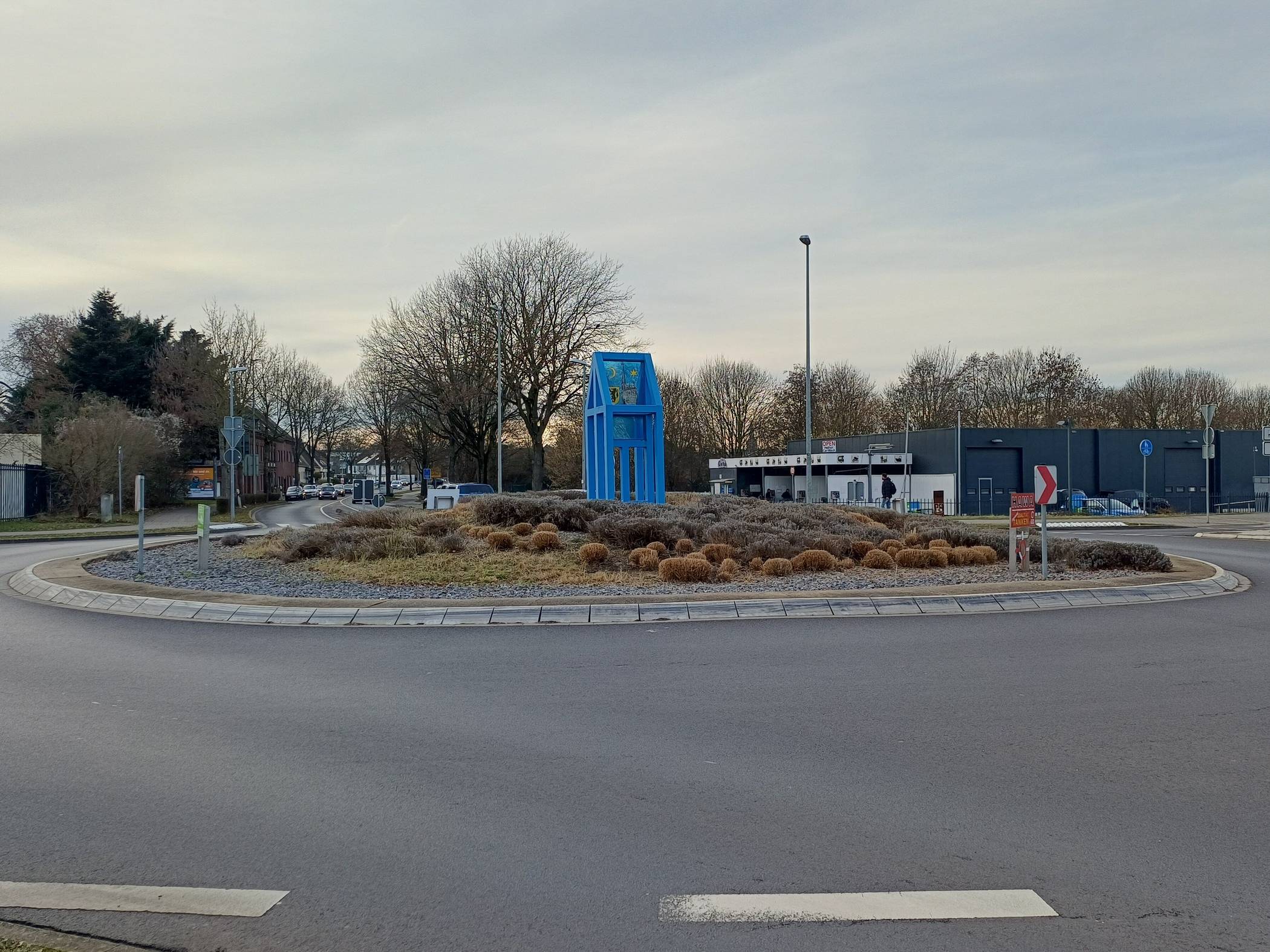 Kreisverkehre in Jüchen gibt es viele. Um das Stadtbild zu verschönern und bürgerschaftliches oder unternehmerisches Engagement damit sichtbar zu machen, sucht die Stadt Jüchen weitere Kreisverkehr-Paten.  