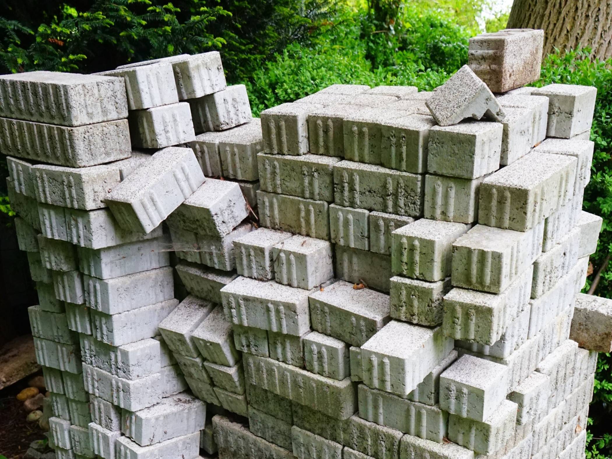 Ab sofort heißt es: Abpflastern! Die Stadt Jüchen nimmt am bundesweiten Entsiegelungswettbewerb „abpflastern“ teil und freut sich über jeden, der mitmacht.  