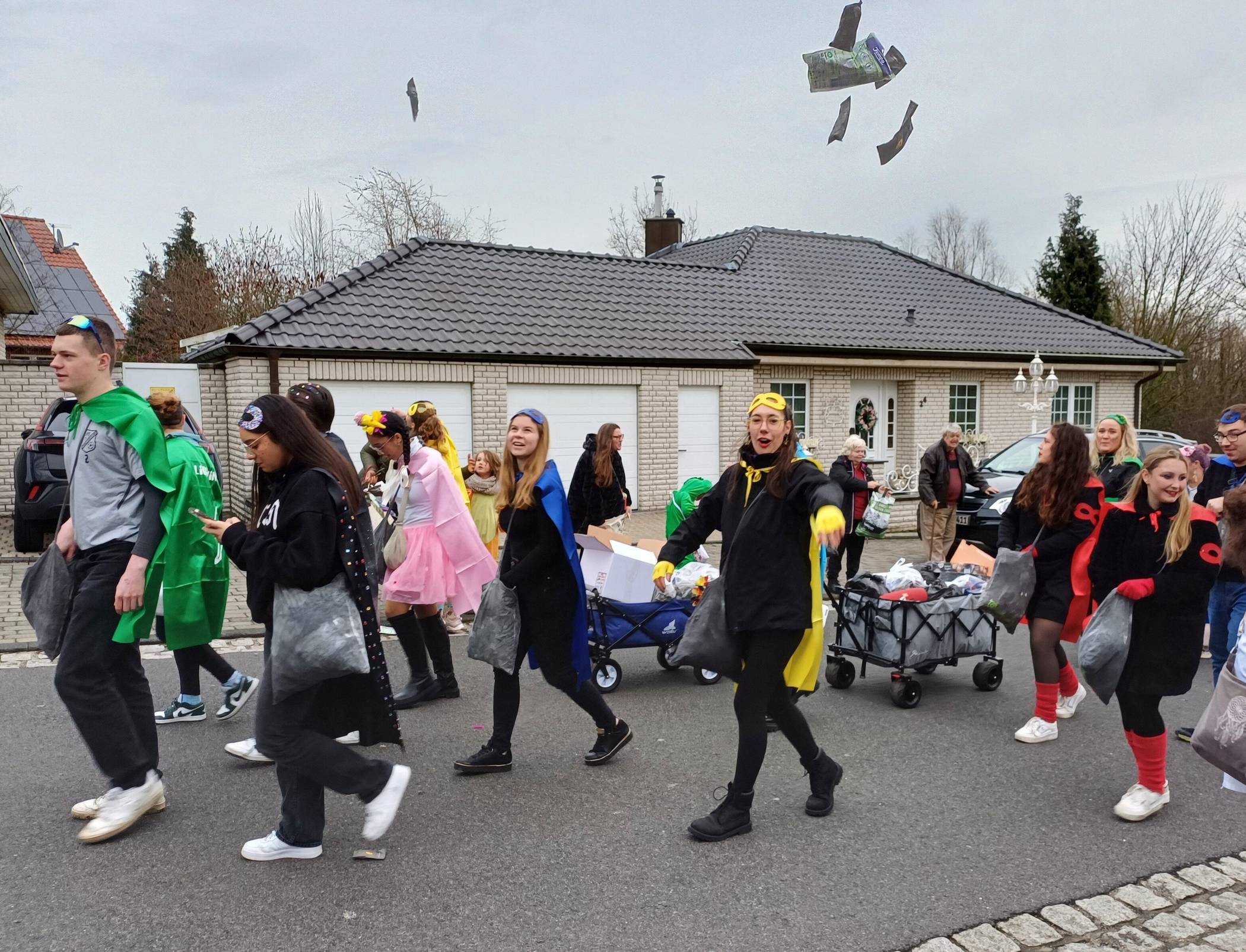  In den nächsten Tagen findet der Höhepunkt der Karnevalssession statt mit Umzügen in Otzenrath-Spenrath, Jüchen-Garzweiler sowie Gierath-Gubberath und zahlreichen dazugheörigen Partys. Damit unbewschwert und sicher gefeiert werden kann, geben die Gleichstellungsbeauftragten Andrea Schiffer und Ursula Schmitz Tipps für die jecken Tagen. 