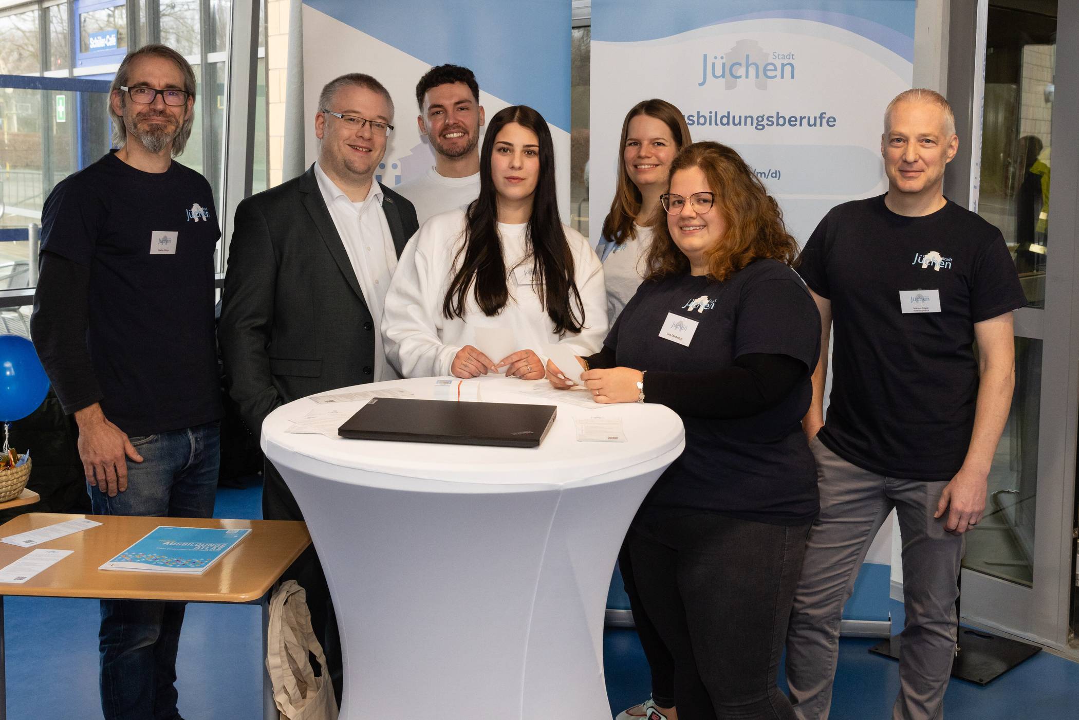  Der Stand der Stadt Jüchen (von links): Sascha Königs, Philipp Sieben, Frederik Eue, Sofia Porzi, Lisa Olschofski,  Pia Gilleßen und Markus Köppl.   