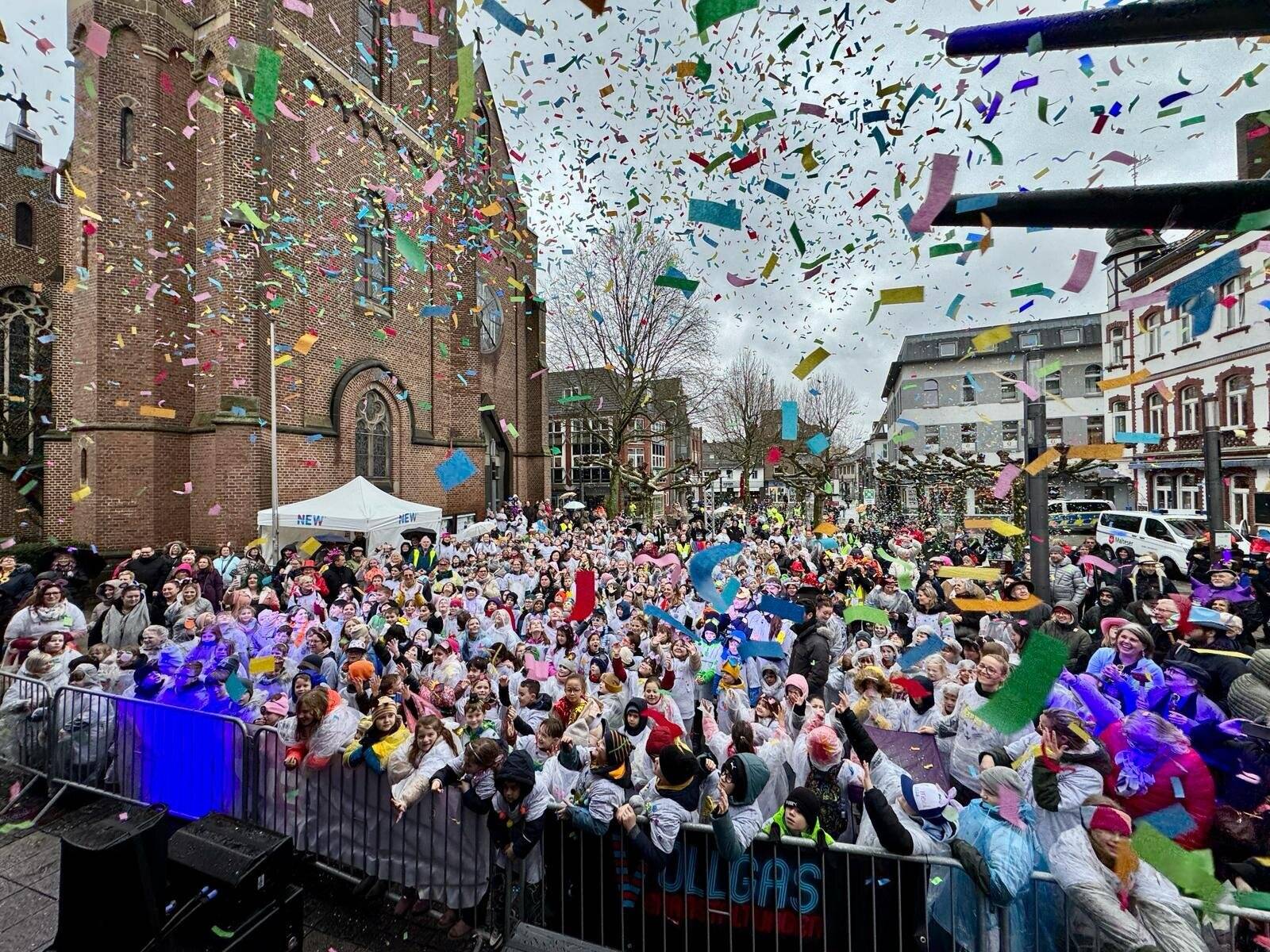 Jecken übernehmen das Rathaus: Traditionelle Schlüsselübergabe in Grevenbroich
