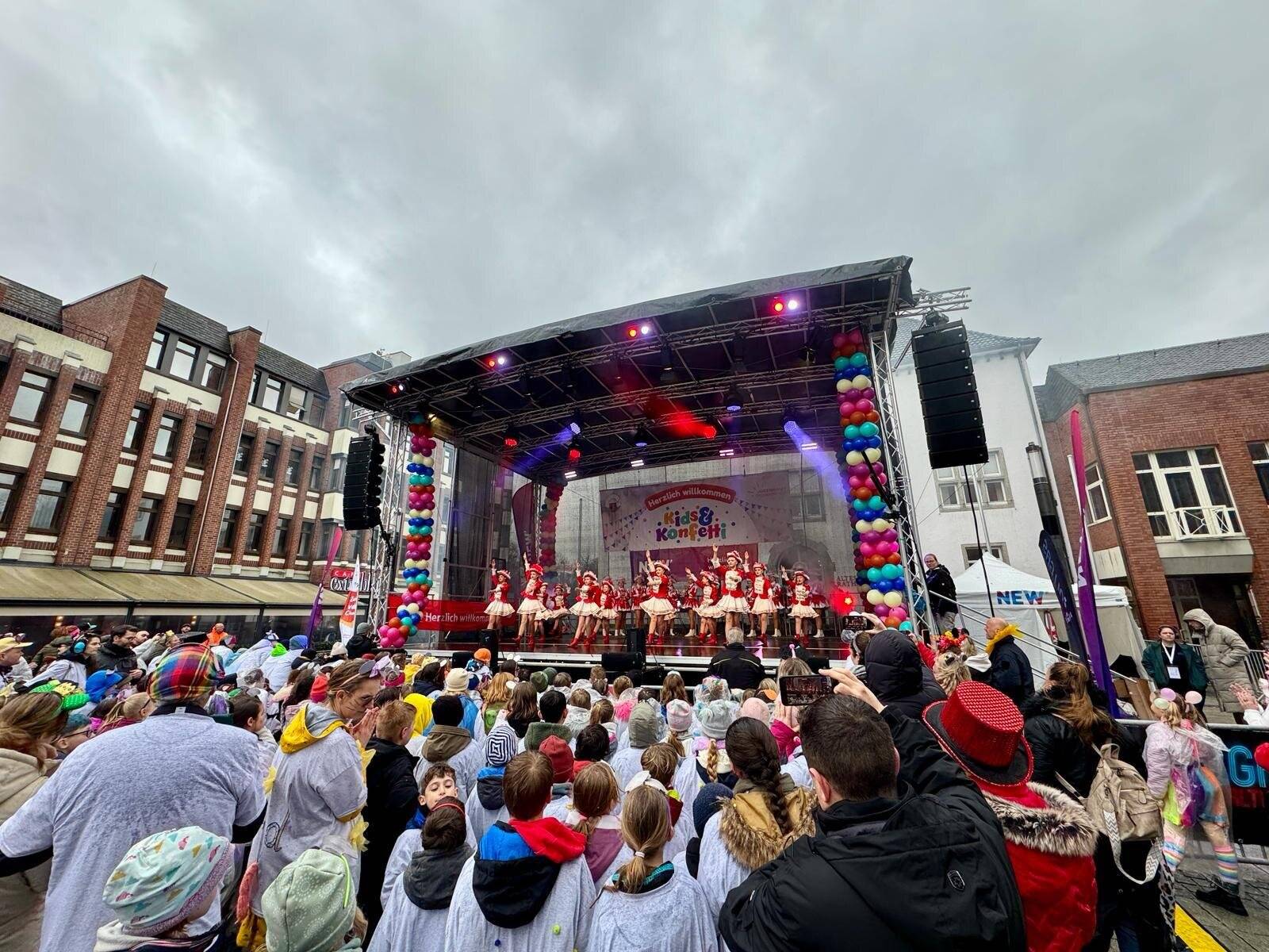 Jecken übernehmen das Rathaus: Traditionelle Schlüsselübergabe in Grevenbroich