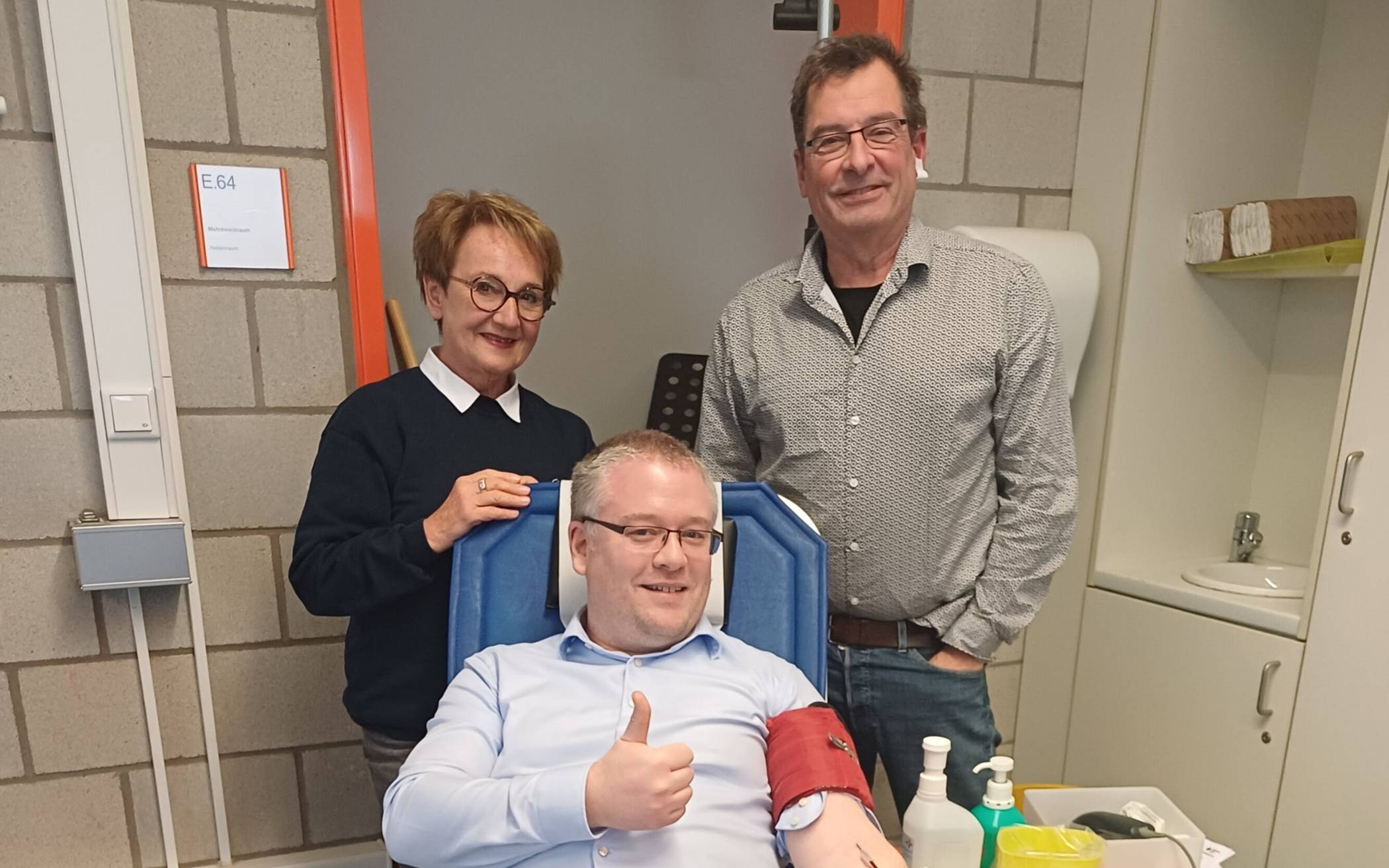 Bürgermeister Philipp Sieben nutzte die Gelegenheit, um Blut zu spenden, und kam mit Margarete Kranz, Vorsitzender des DRK Ortsvereins Wevelinghoven, und Schulleiter Elmar Welter ins Gespräch.    