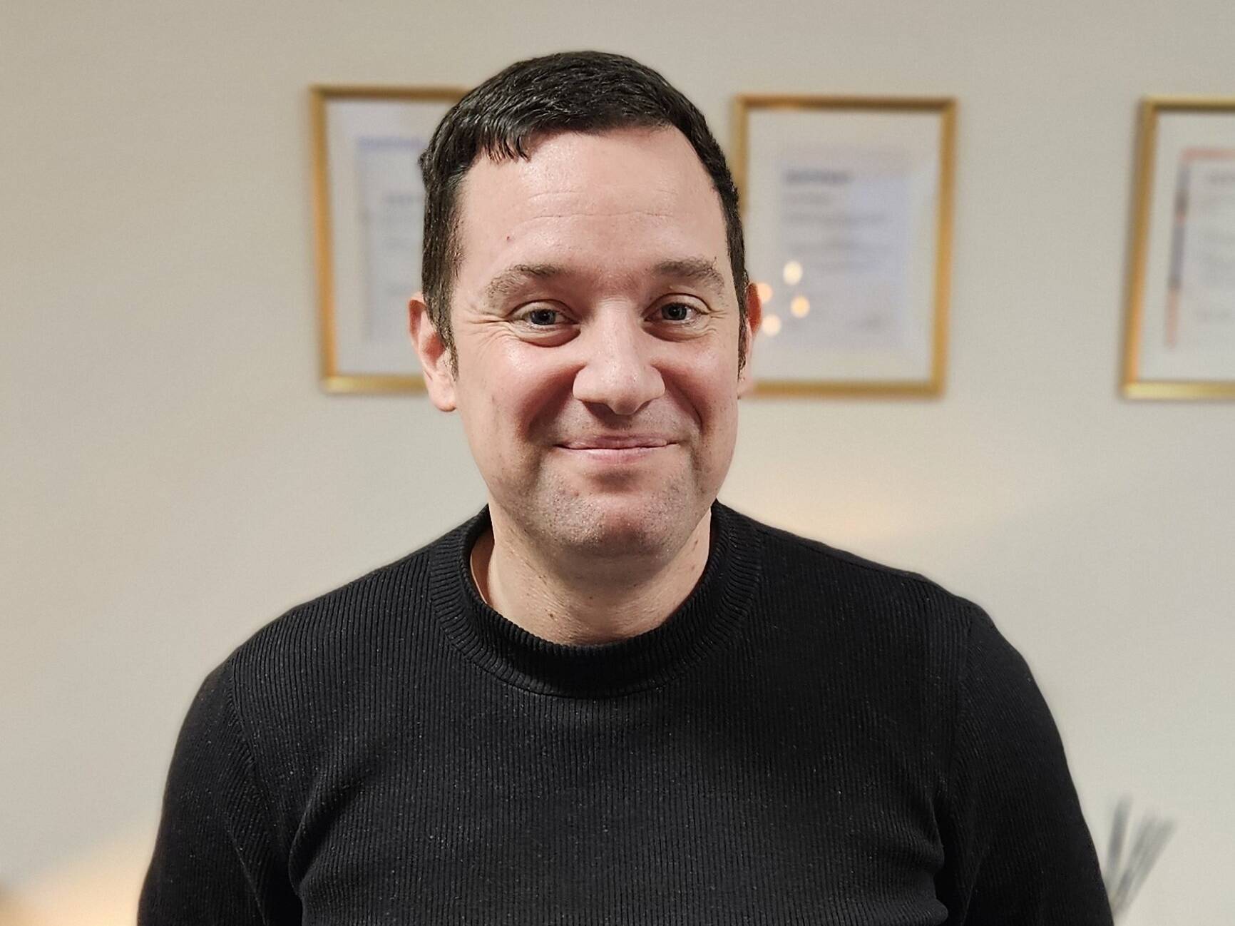 Jens Reipen nimmt Platz auf dem