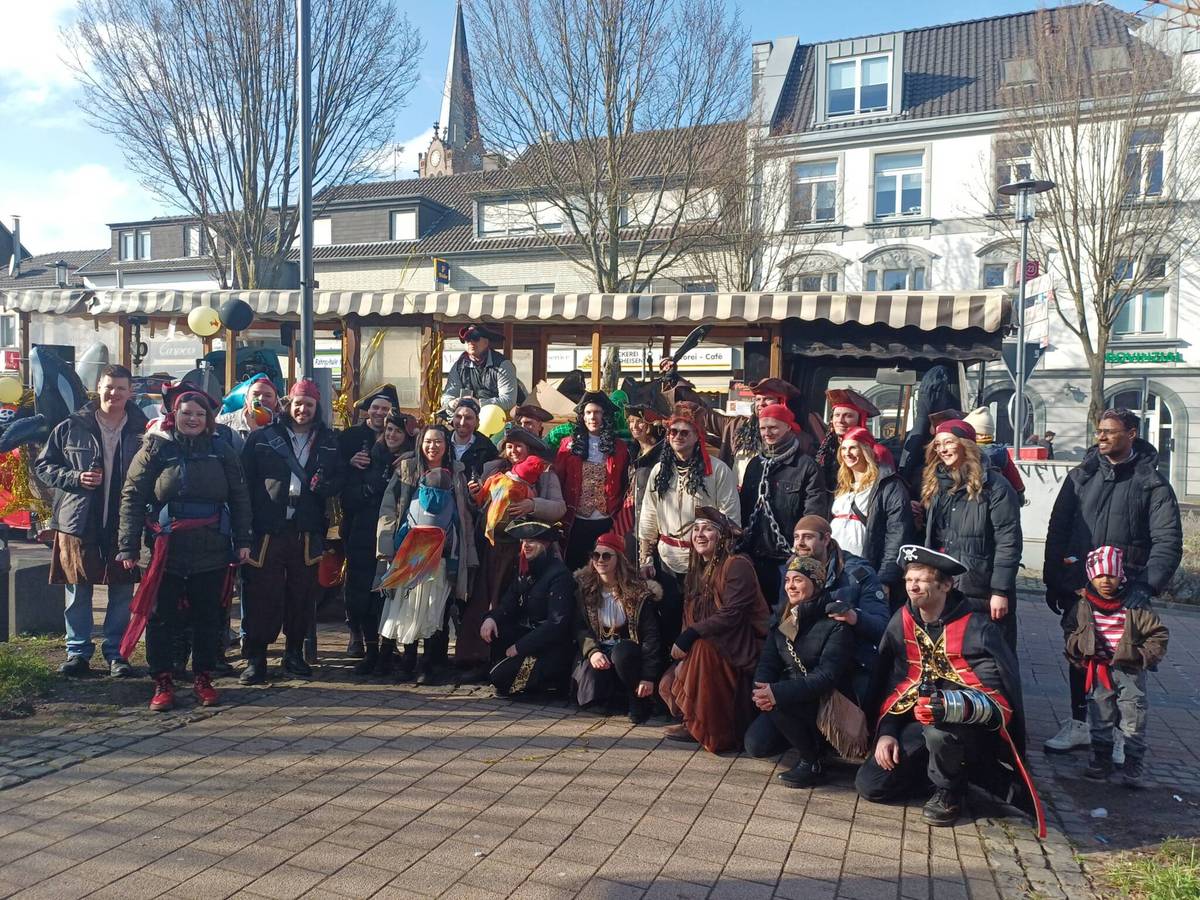 Kamelle- und Konfettiregen bei strahlendem Sonnenschein
