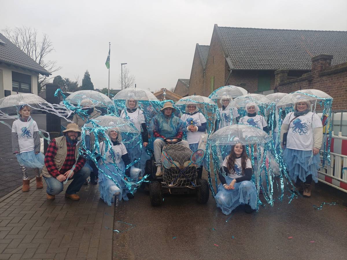Jecken trotzten beim Rosenmontagszug dem Wetter
