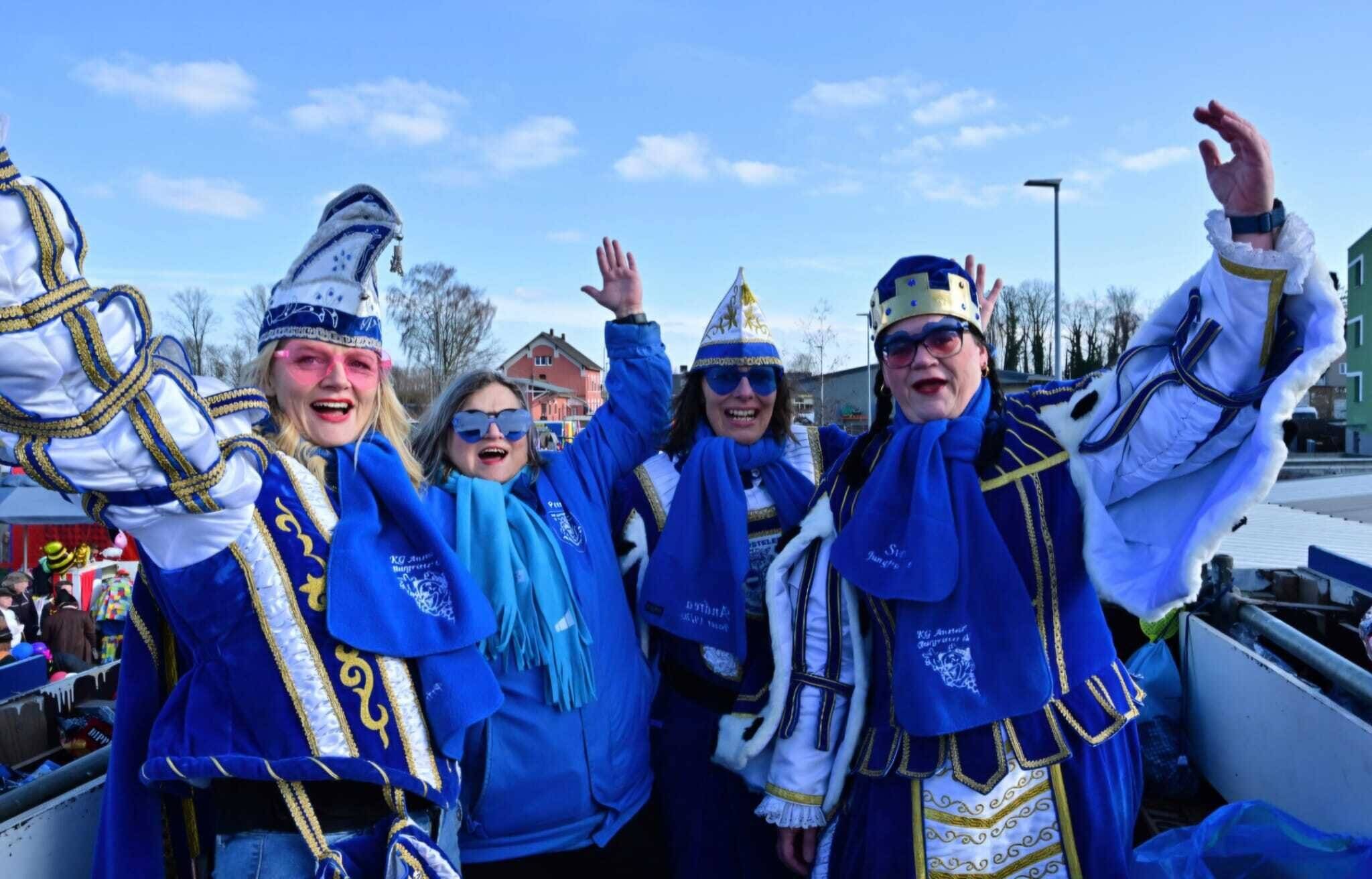 Rosenmontagszug in Anstel: Jeck in der Regenpause