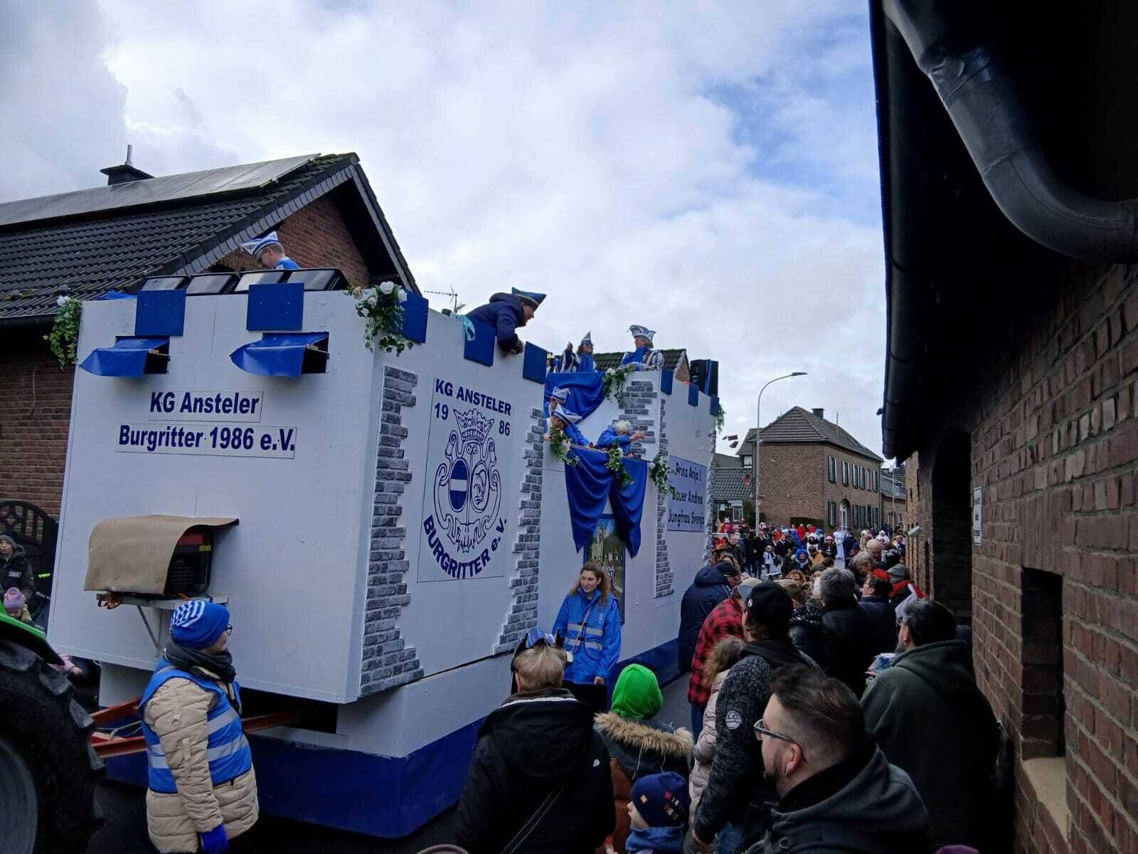 Rosenmontagszug in Anstel: Jeck in der Regenpause