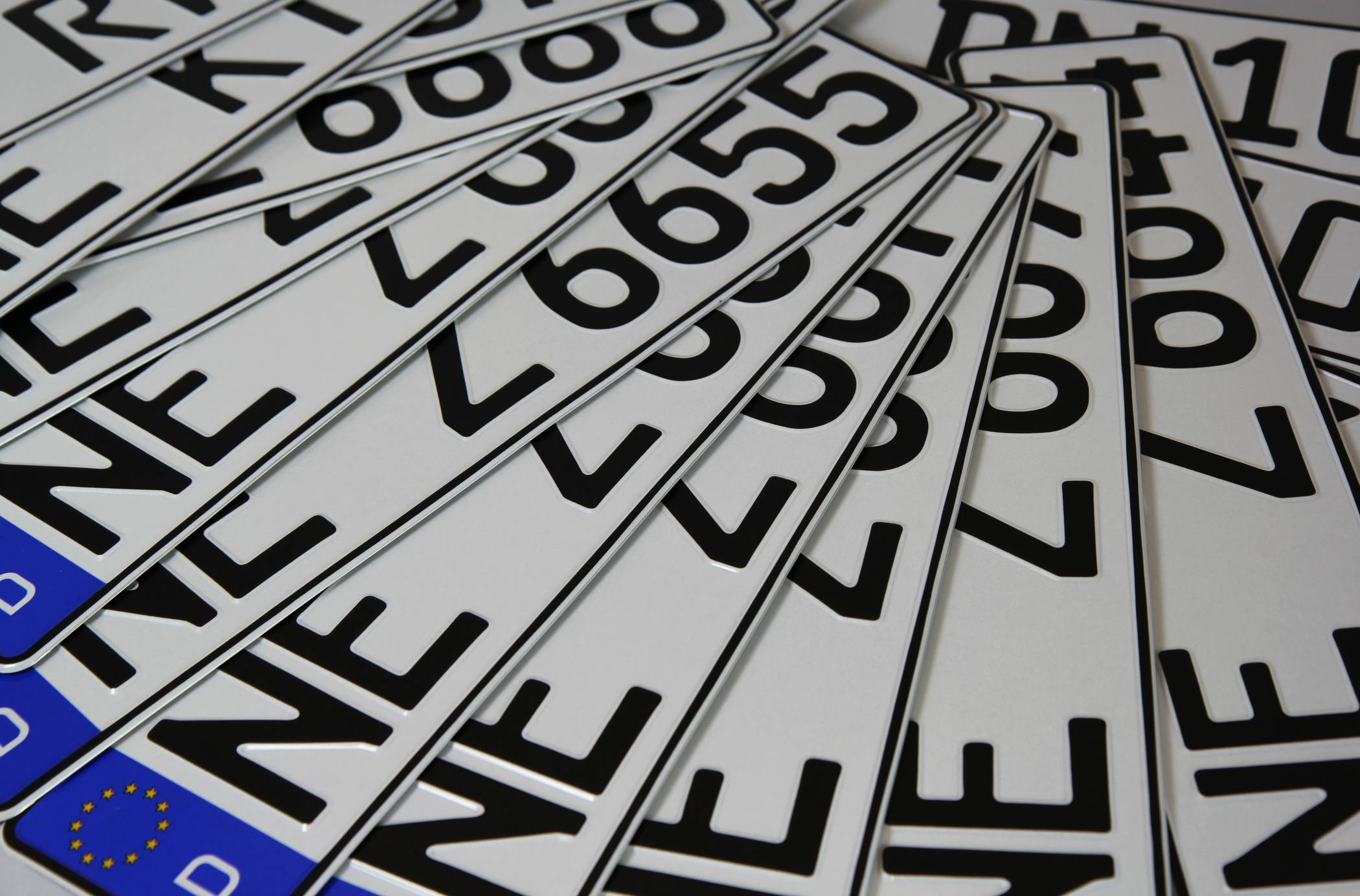 Das Straßenverkehrsamt des Rhein-Kreises warnt vor im Internet angebotenen Kennzeichenkombinationen, die oftmals völlig überteuert sind.