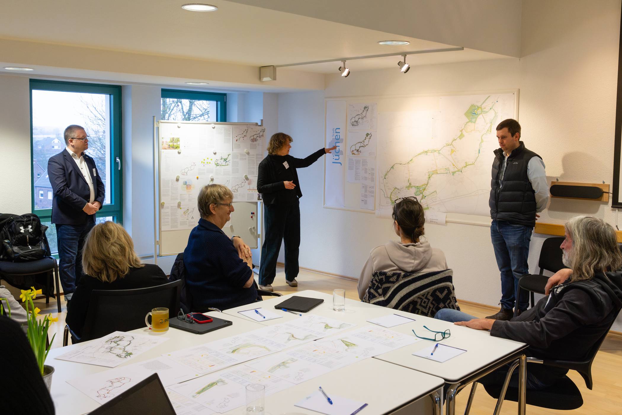 Landschaftsarchitektin Katja Erke stellte den anwesenden Projekt-Teilnehmern den aktuellen Entwurfsstand vor.