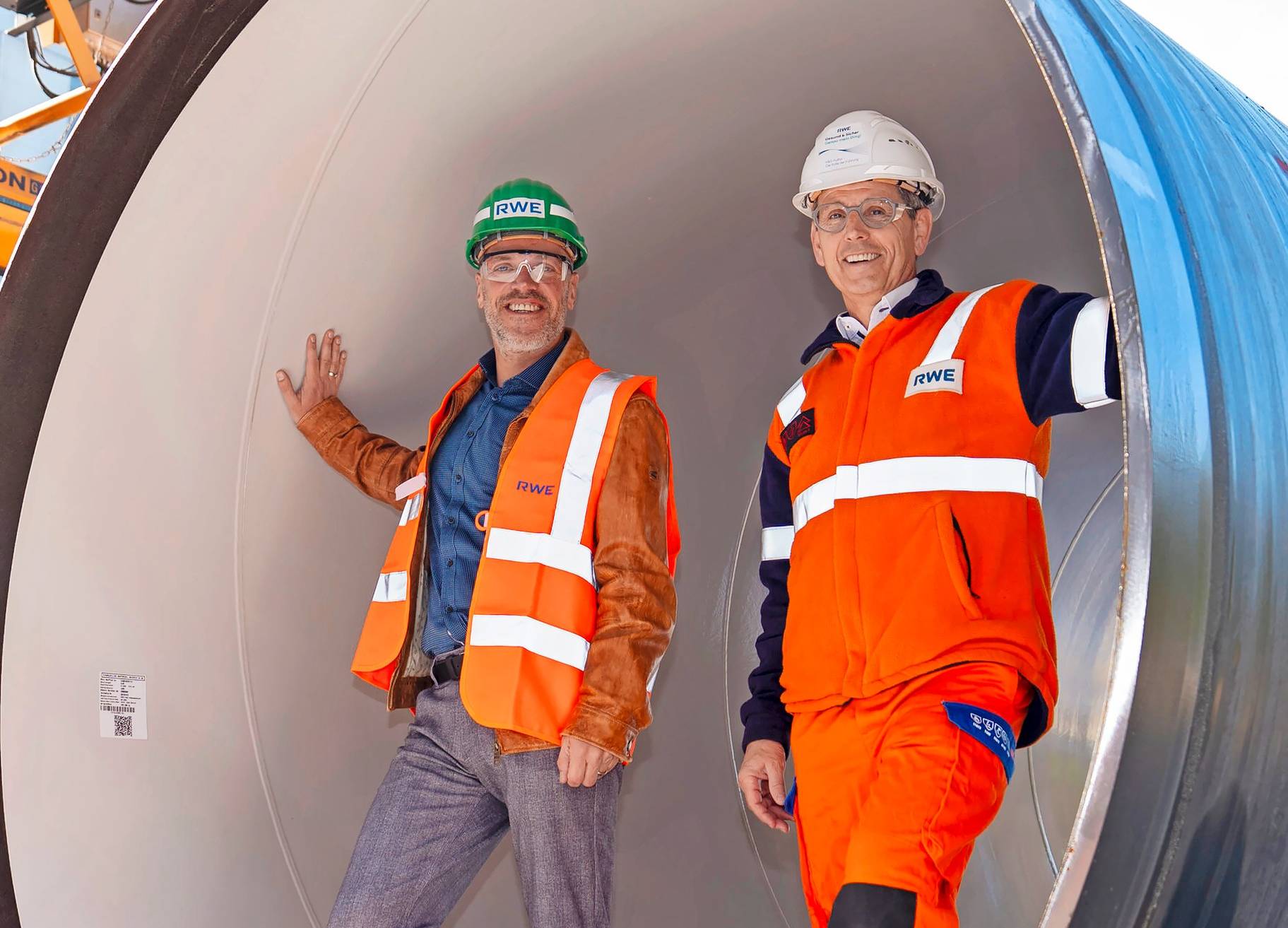  Zum Größenvergleich im Rohr: Klaus Krützen und Dr. Lars Kulik vom RWE. 