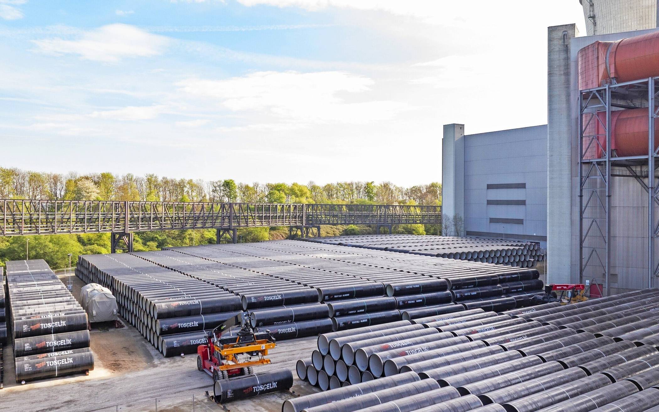 Rund 9.000 Mega-Rohre sollen in den nächsten Jahren verbuddelt werden. Ein Großteil davon wird in Neurath gelagert.