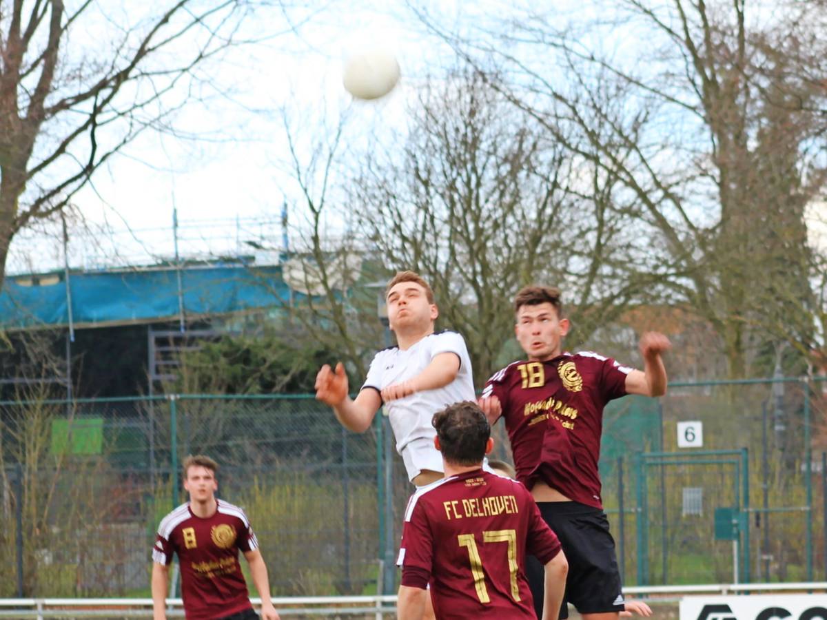 Geübtes Spiel mit dem Lederball und den kleinen Kugeln aus Phenolharz