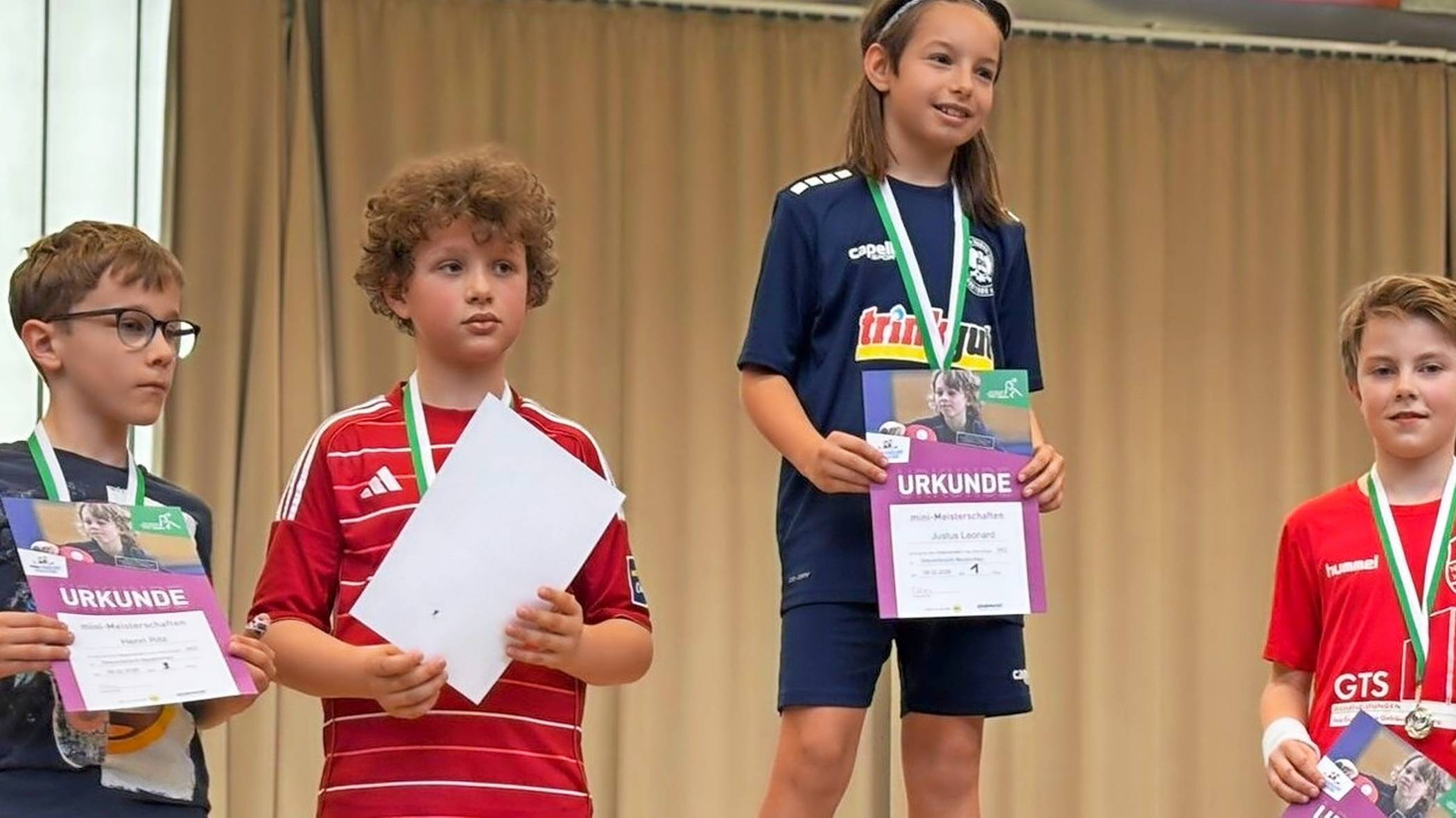 Das Bild zeigt von links Henri