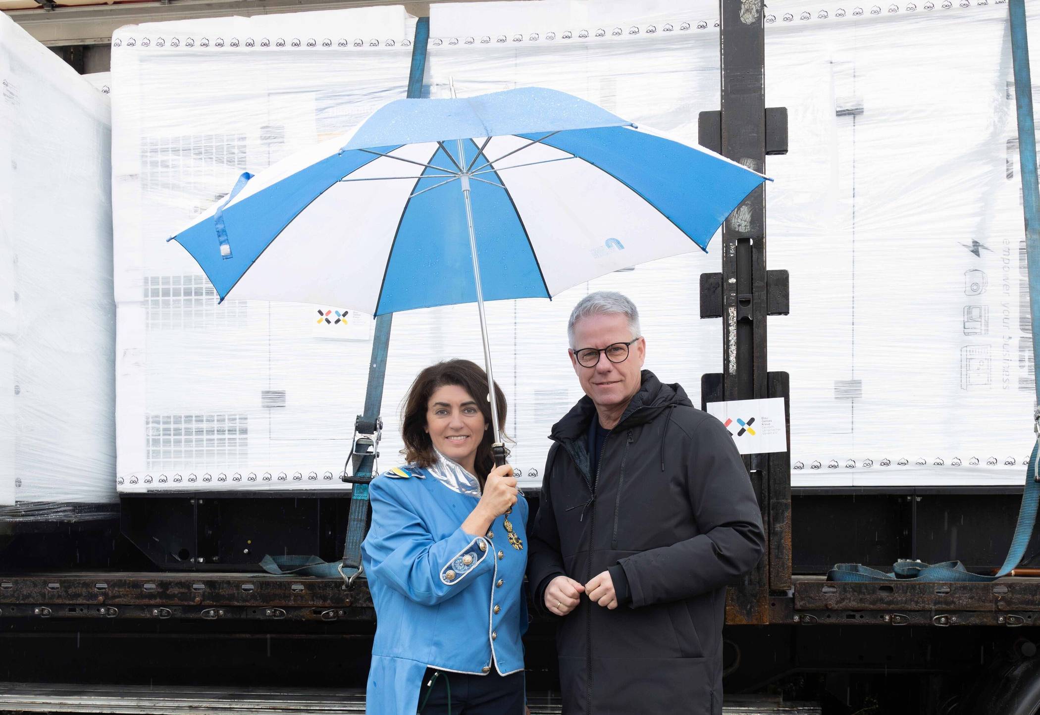  Linda Mai, Honorarkonsulin der Ukraine und Vorstandsvorsitzende vom „Blau-Gelben Kreuz“, und Jürgen Steinmetz, Hauptgeschäftsführer der IHK und ebenfalls Honorarkonsul der Ukraine, haben am „Altweiber“-Donnerstag eine Hilfslieferung auf den Weg gebracht.  