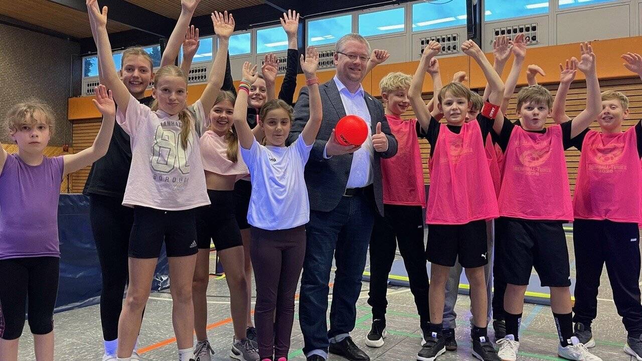 Bürgemeister Philipp Sieben hatte die Schirmherrschaft für das Brennballturnier übernommen.  