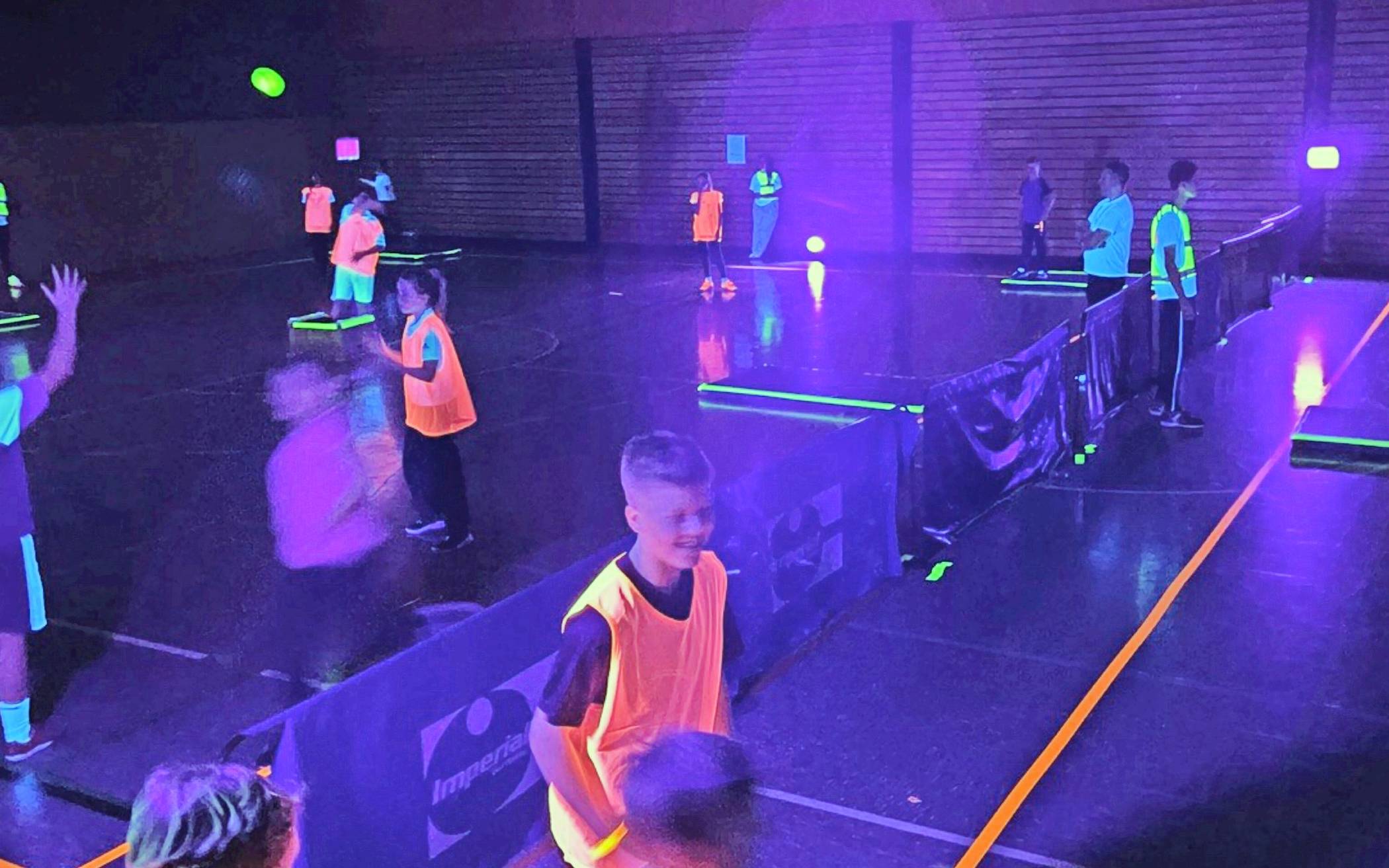 Die Atmosphäre war durch das Schwarzlicht etwas ganz Besonderes.