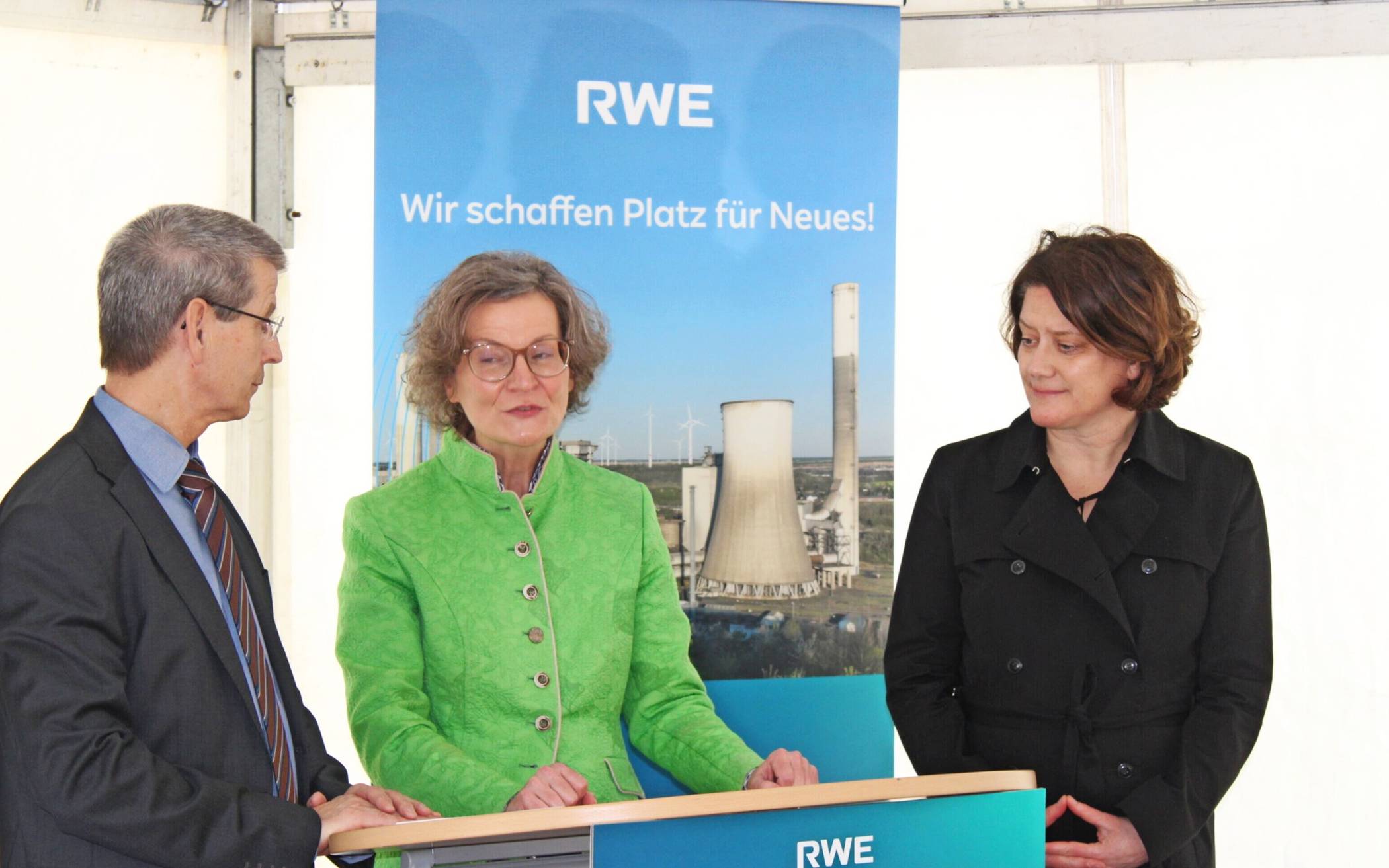 Lars Kulik, Ina Scharrenbach und Katharina Reinhold auf dem Podium.
