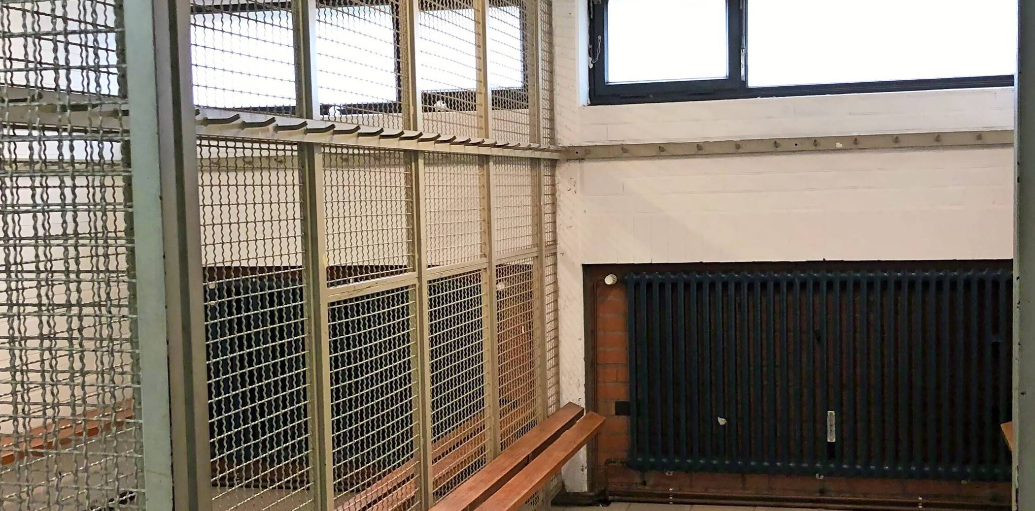  Ein Blick in die „Gitter-Umkleide“ im Altbau, der kernsaniert werden muss. 