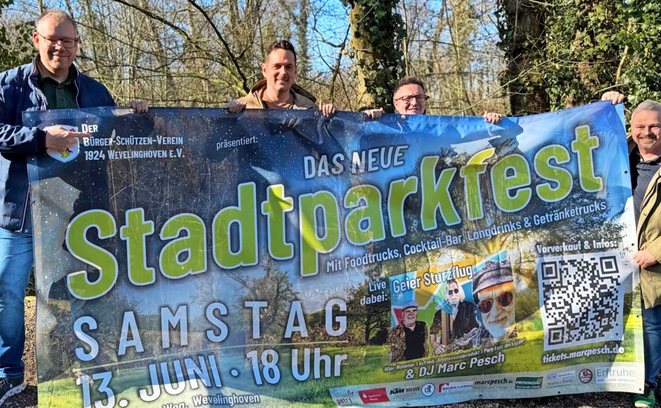  Vorfreude aufs "neue" Stadtparkfest (von links): Marc Pesch, Schützenkönig Tim Weitz, Sascha Fassbender und Dennis Schlösser. 