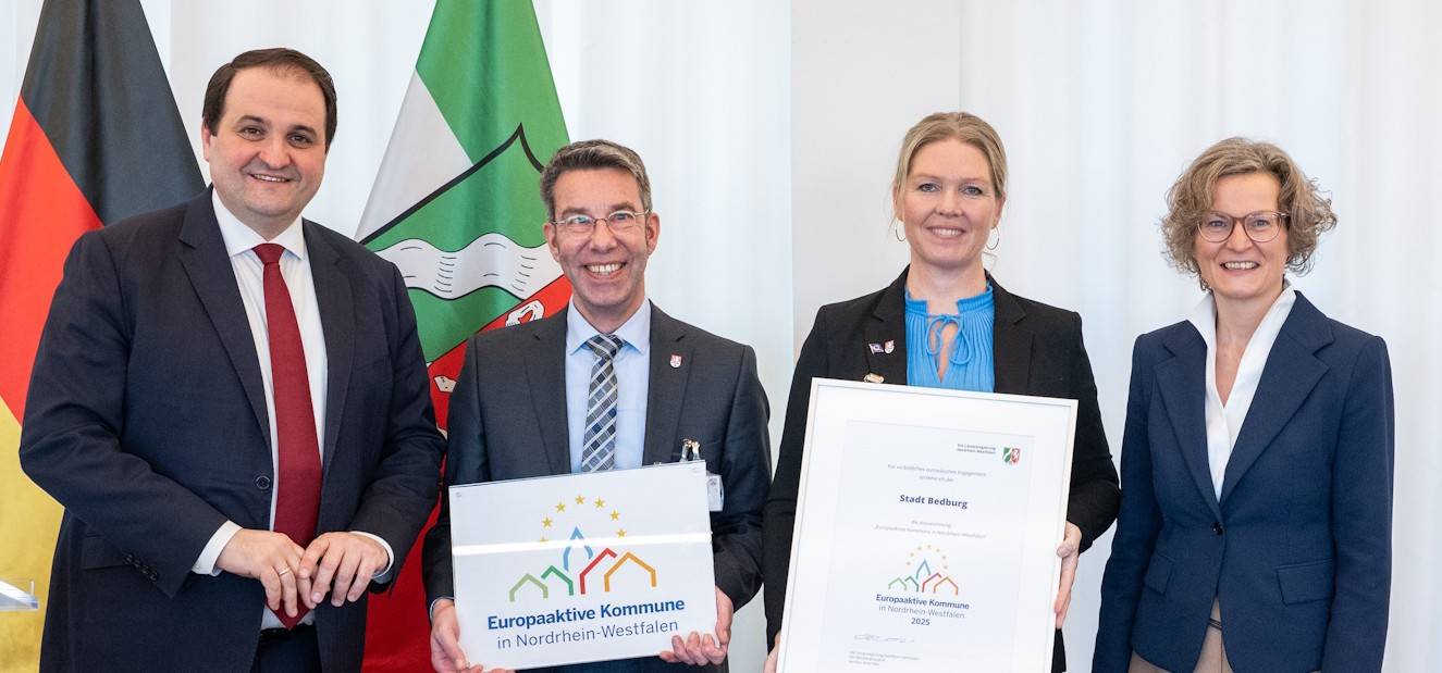 Anna Noddeland, Leiterin der Stabsstelle Demokratie, Internationales, Fördermittel bei der Stadt Bedburg, nahm die Auszeichnung gemeinsam mit Dezernent Torsten Stamm in der Staatskanzlei in Düsseldorf entgegen.