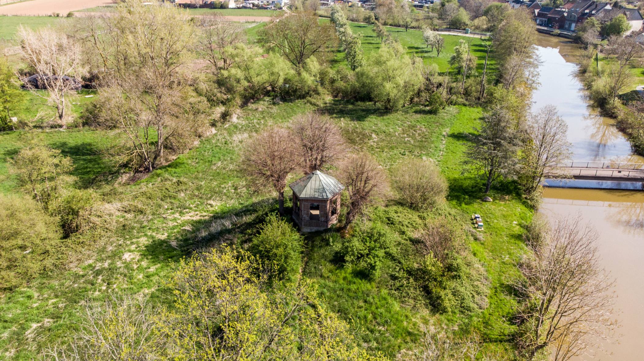  Die "Motte" im Zubend mit dem Pavillon     