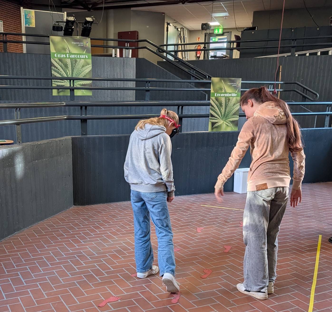 Die Schüler absolvierten im Rahmen der Projektwoche unter anderem einen Parcours mit einer Drogen- beziehungsweise Rauschbrille.