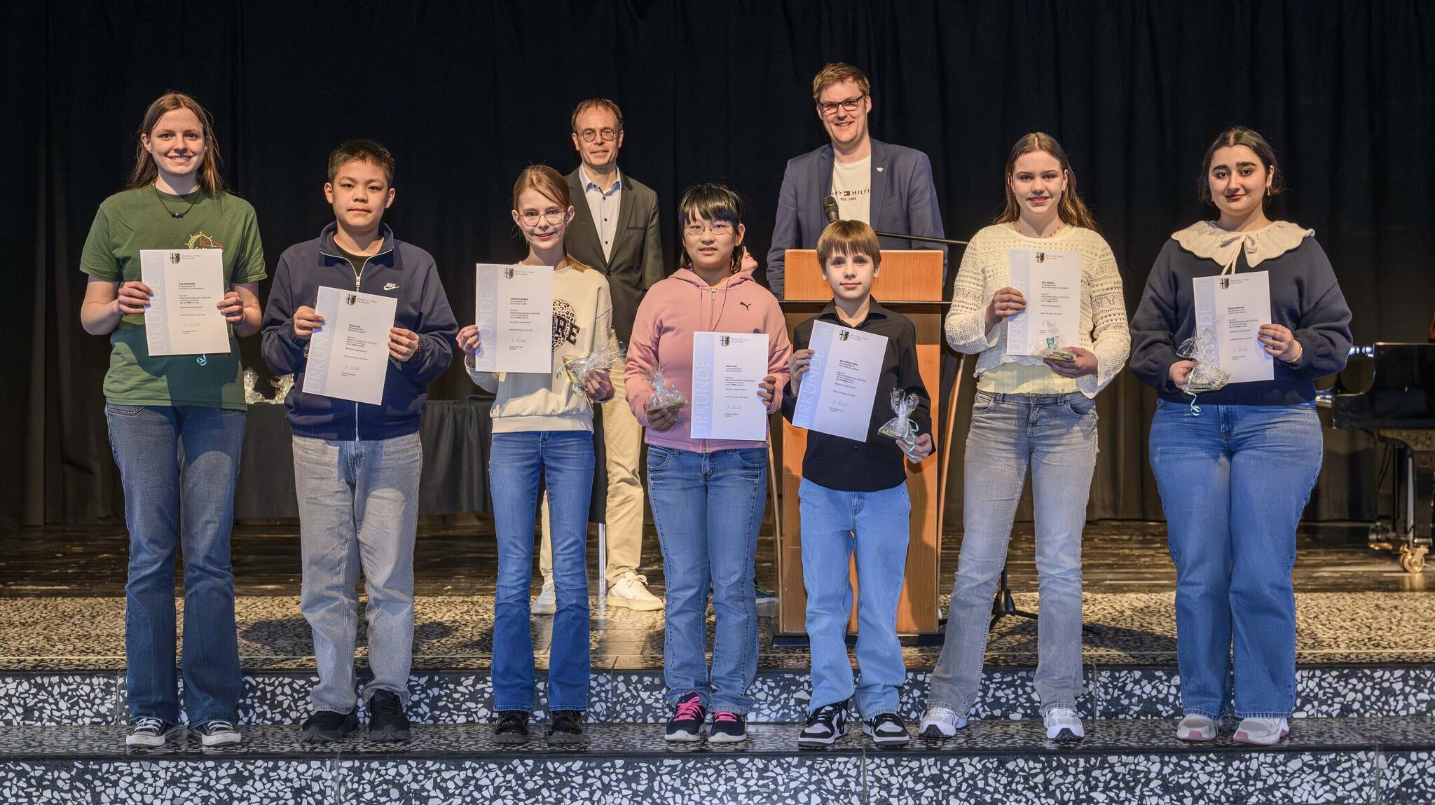  Die Erstplatzierten nahmen ihre Urkunden beim Mathematik-Wettbewerb des Rhein-Kreises entgegen. 