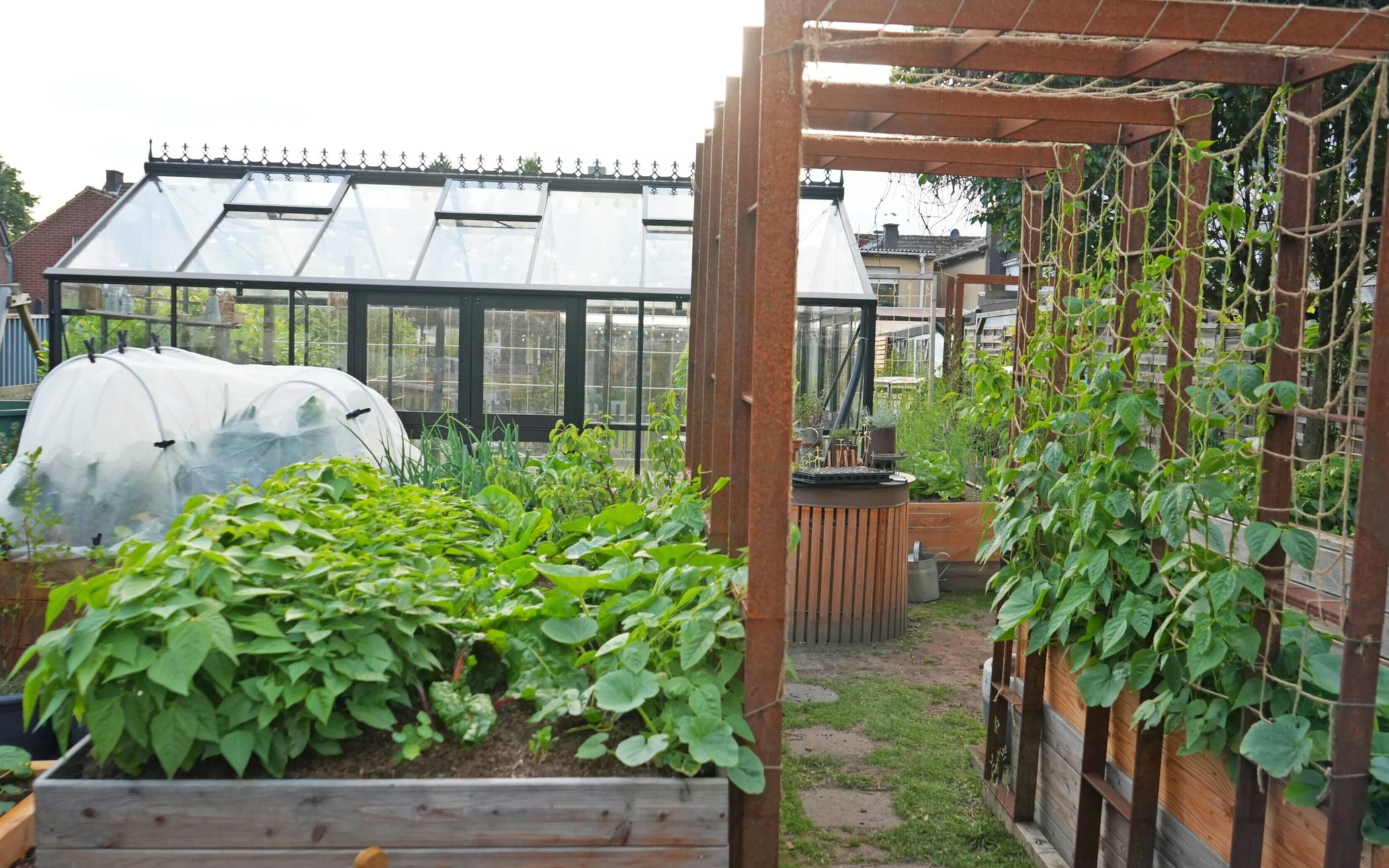  „Keine Zeit zu gärtnern – Gemüse länger ernten in Gewächshaus, Frühbeet und Co.“ ist das zweite Buch von Jessica Achtsnicht.  