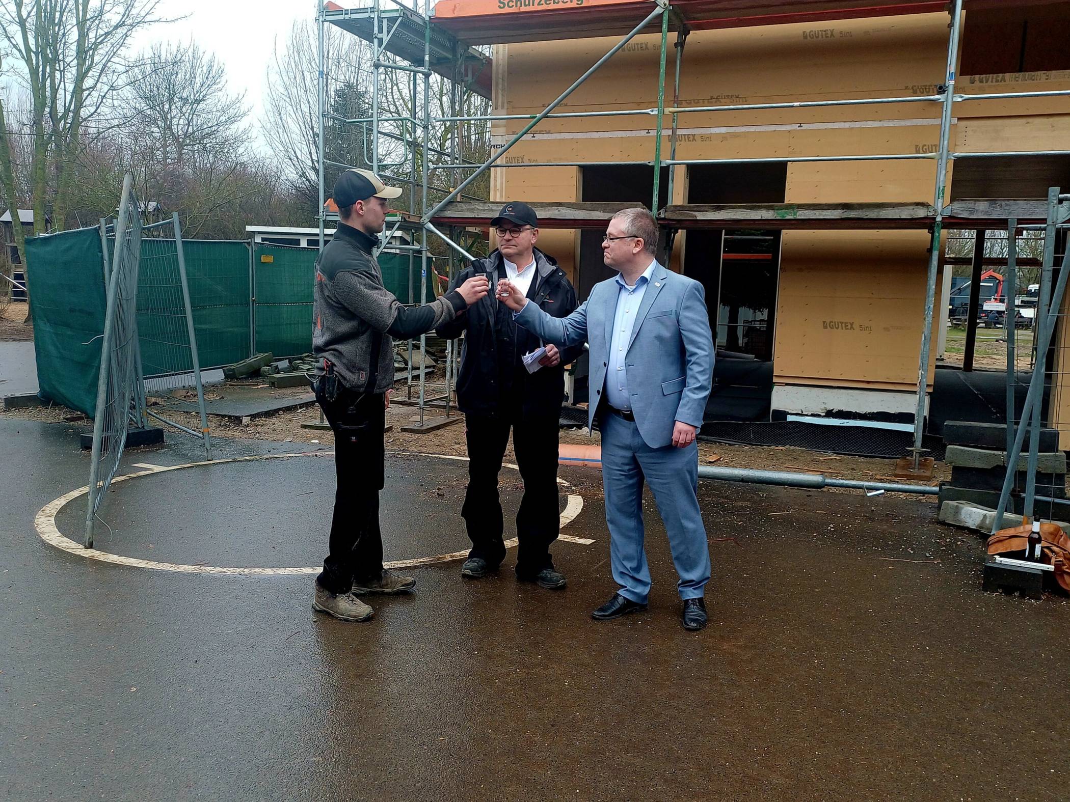 Ein Termin jagt den nächsten (hier das Richtfest an der Grundschule Otzenrath) bei Bürgermeister Philipp Sieben.