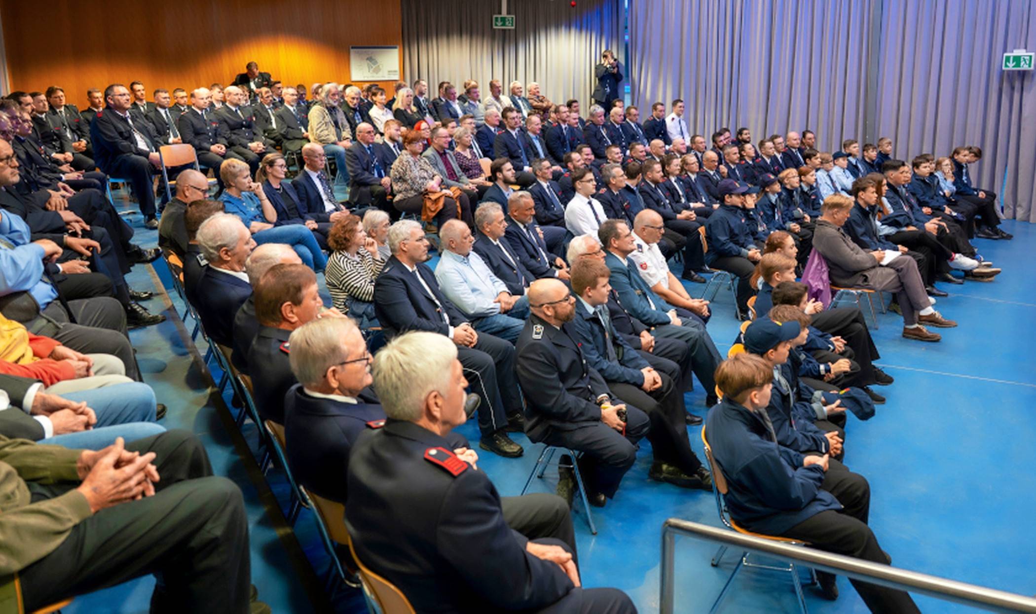  Vollbesetzt war das Forum der Gesamtschule Jüchen beim Ehrenabend der Feuerwehr Jüchen.  