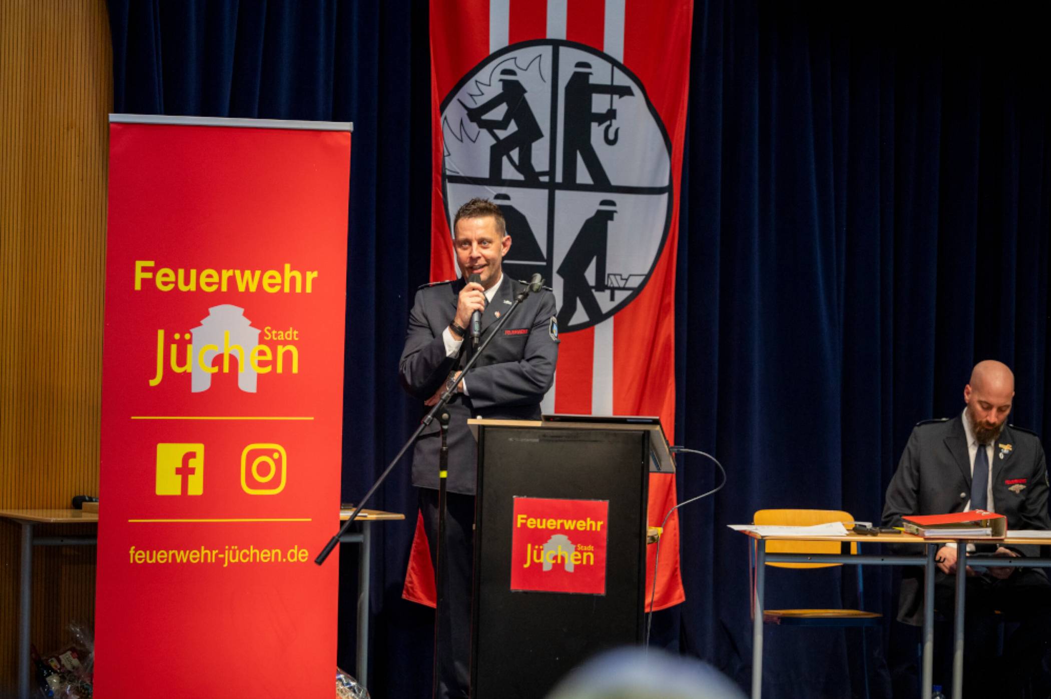 Heinz-Dieter Abels, Leiter der Feuerwehr Jüchen, durfte nicht nur zahlreiche Ehrungen und Beförderungen für seine Kollegen aussprechen, sondern wurde selbst auch ausgezeichnet.  